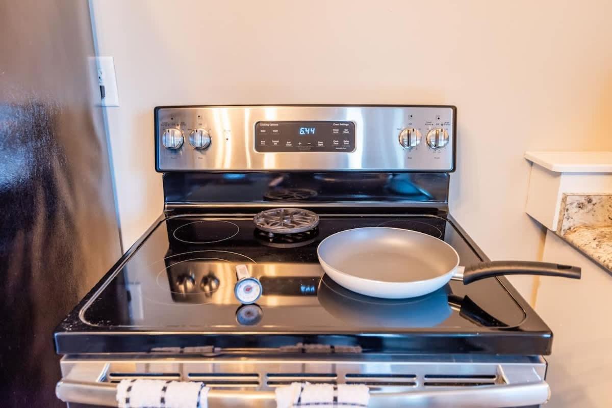 Sleeps 6-full Kitchen-4 Beds-big Couch-officespace Apartment
