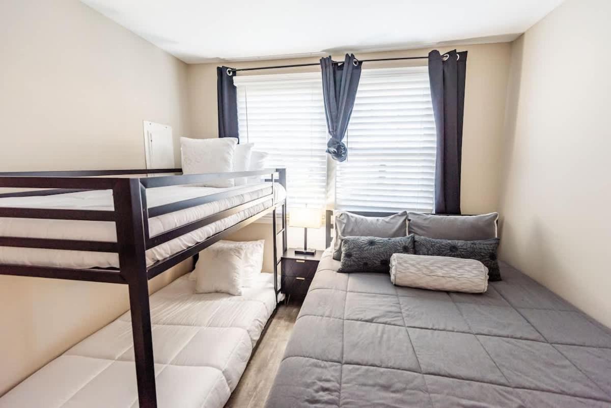 Apartment Sleeps 6-full Kitchen-4 Beds-big Couch-officespace *