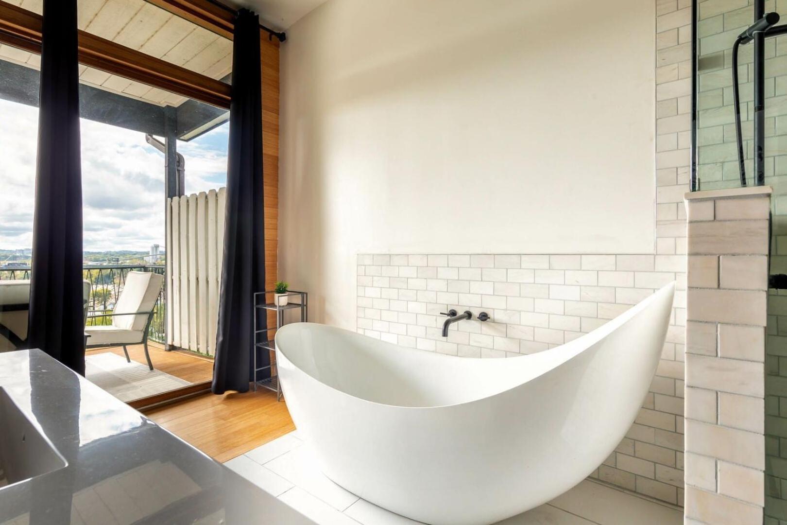 A Spacious With Amazing Views And Elevated Outdoor Spaces Holiday home Nashville