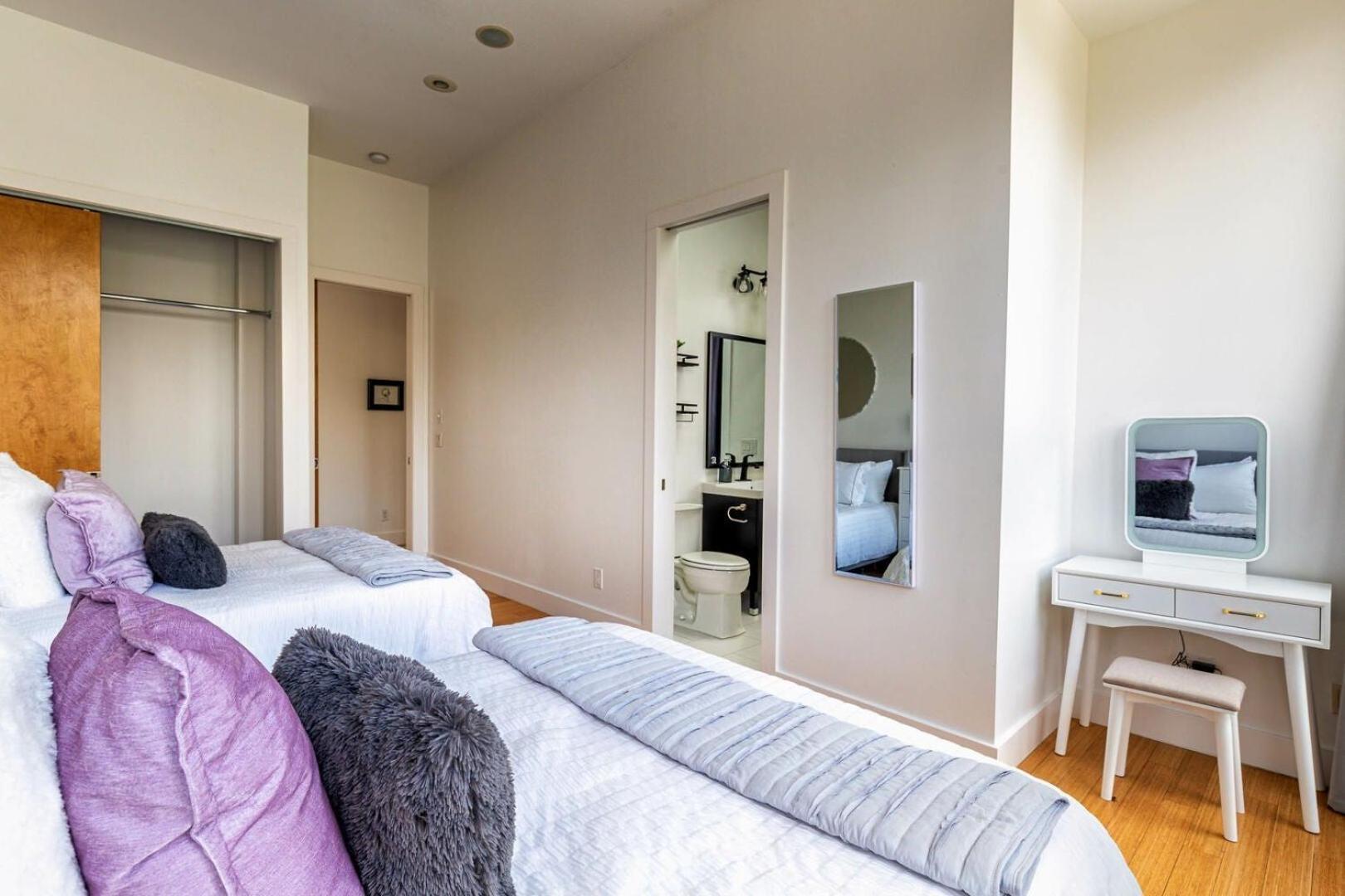 A Spacious With Amazing Views And Elevated Outdoor Spaces Holiday home Nashville