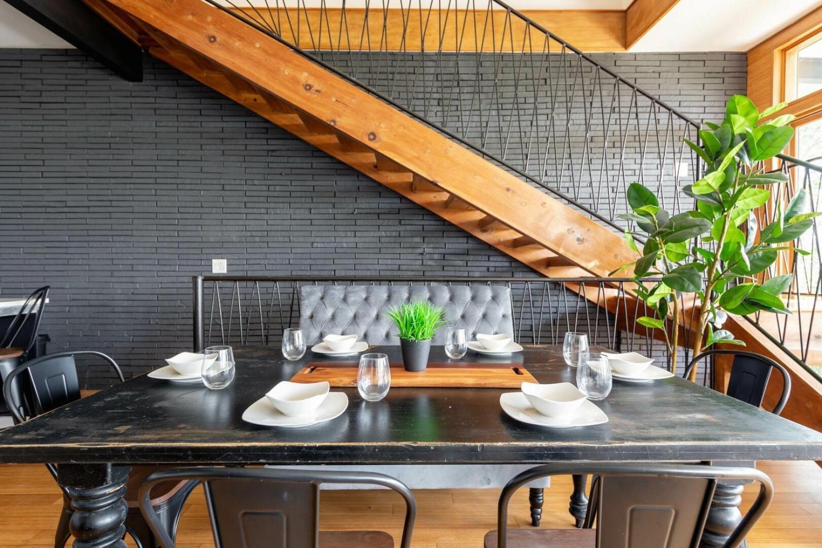 A Spacious With Amazing Views And Elevated Outdoor Spaces *