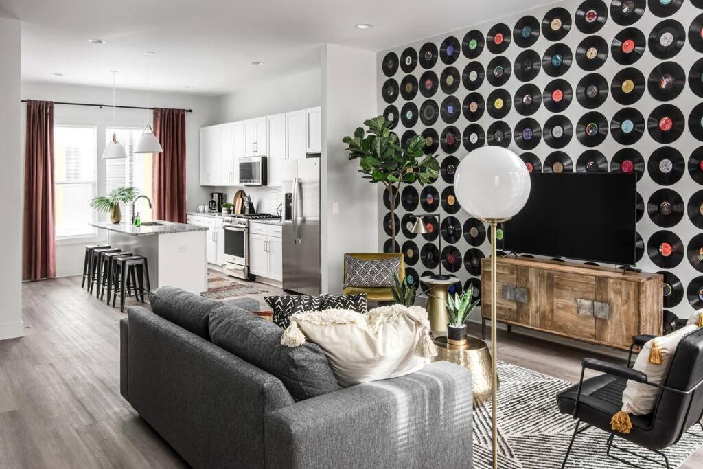 House Of Many Records - Brand New Spacious Luxury *