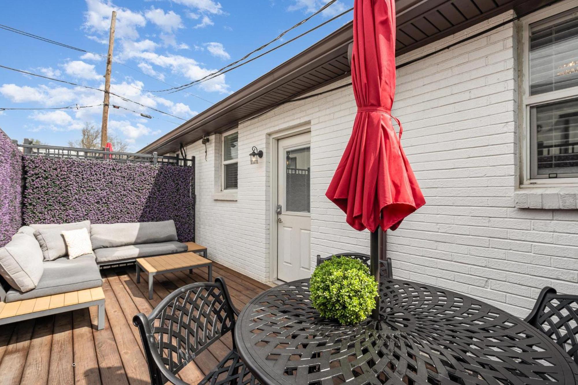 Pearlescence - Private Patios - 4 Mins To Broadway Holiday home *