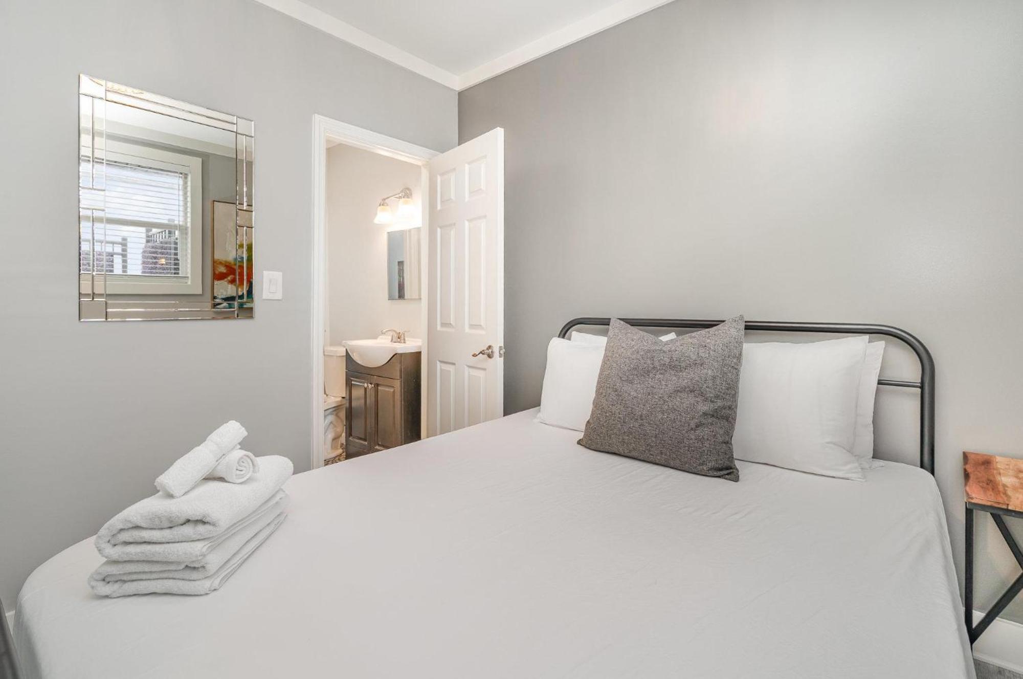 Holiday home Pearlescence - Private Patios - 4 Mins To Broadway