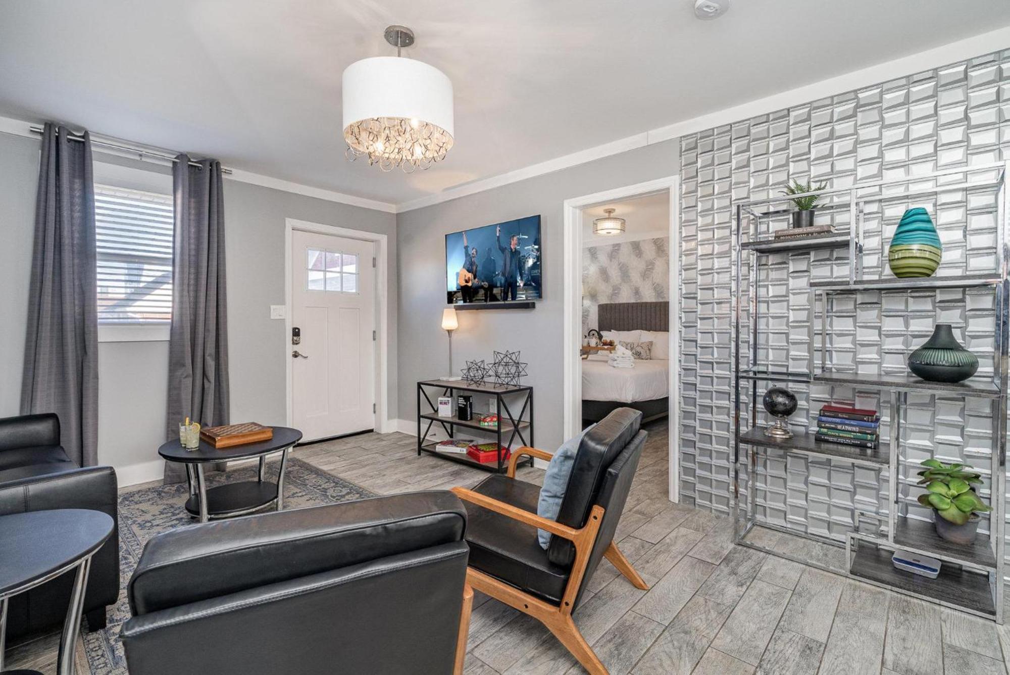 Pearlescence - Private Patios - 4 Mins To Broadway *