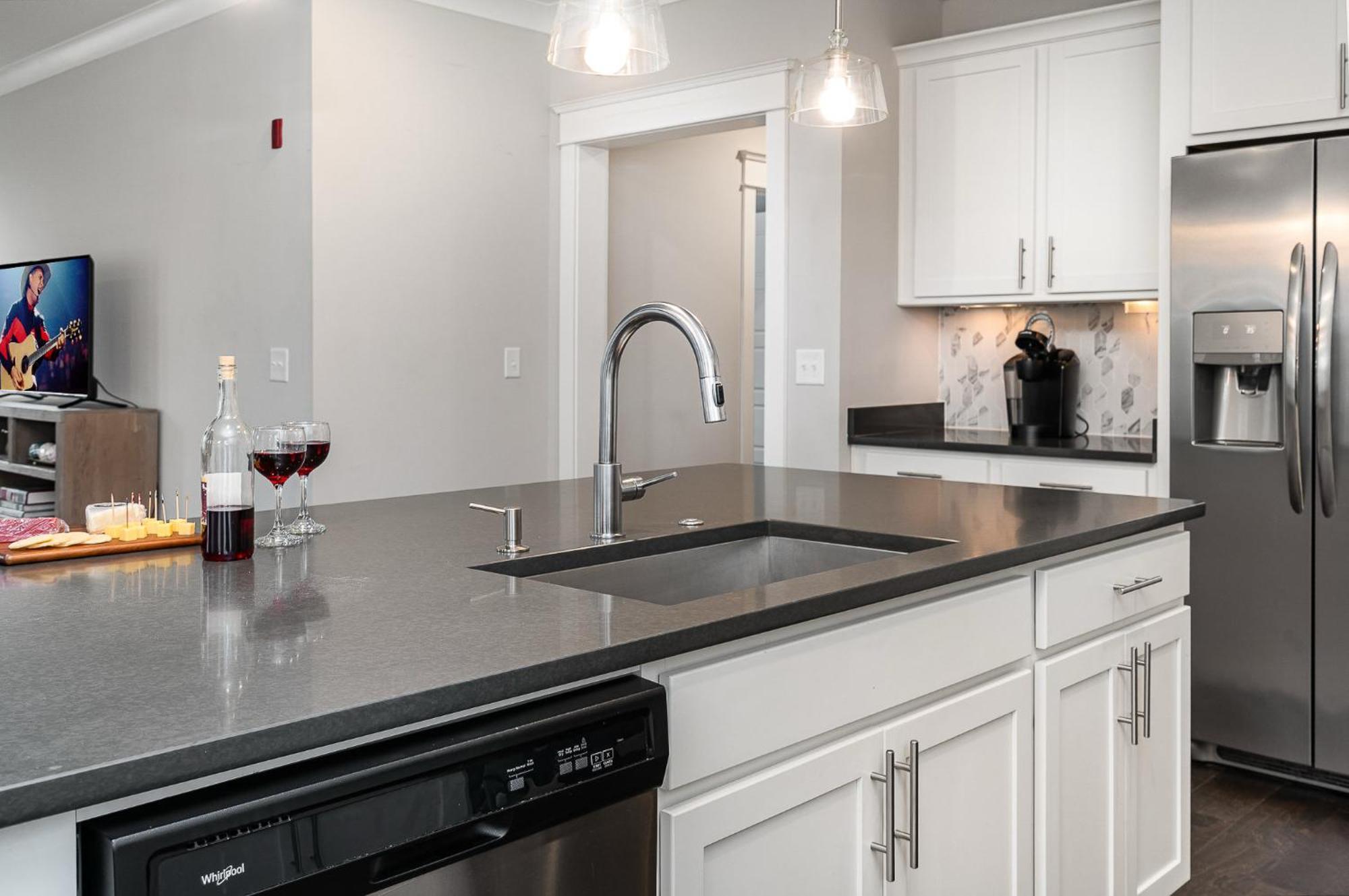 Holiday home Belwood Duo-2 Units-across Parthenon-mins Broadway *
