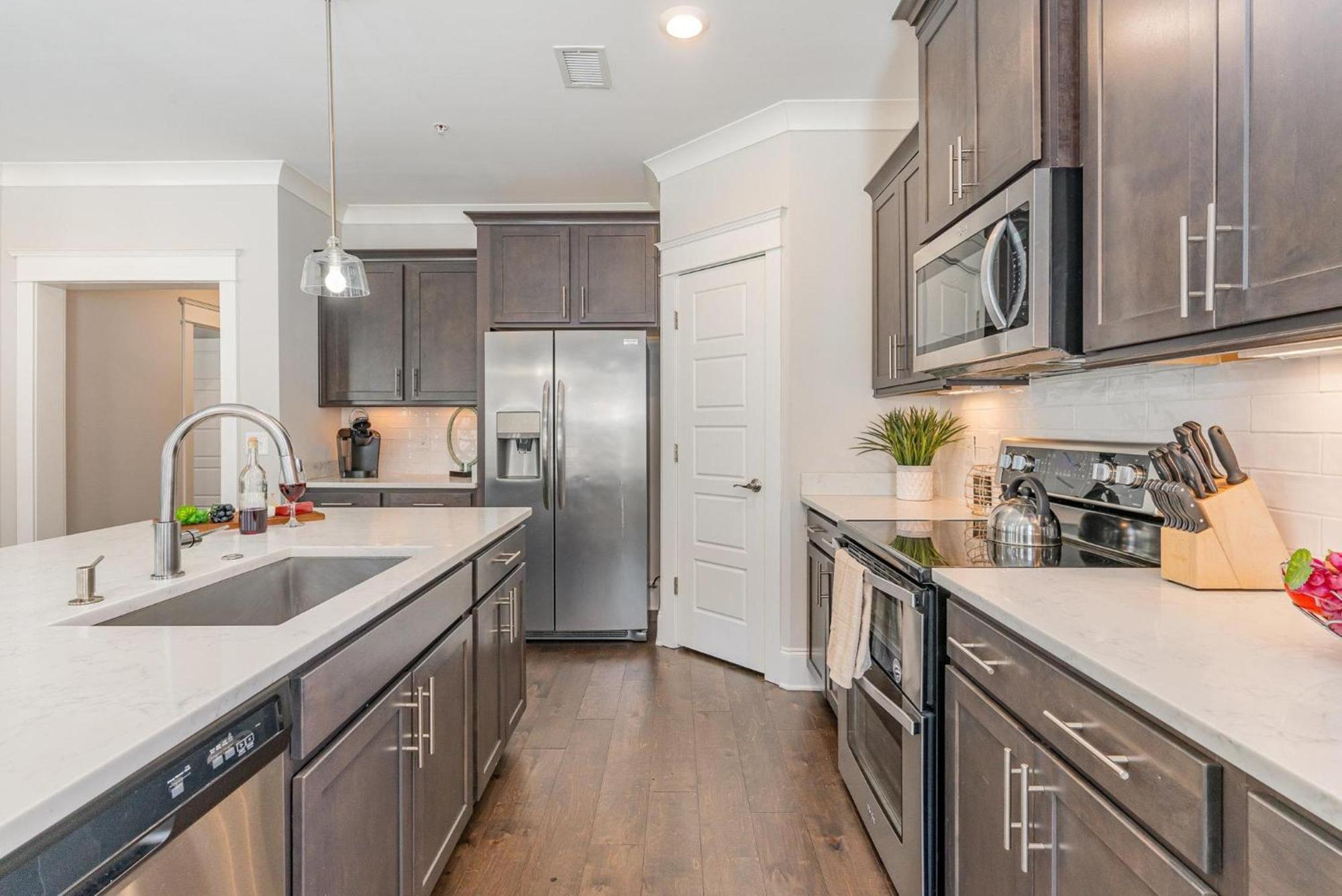 Holiday home Belwood Duo-2 Units-across Parthenon-mins Broadway