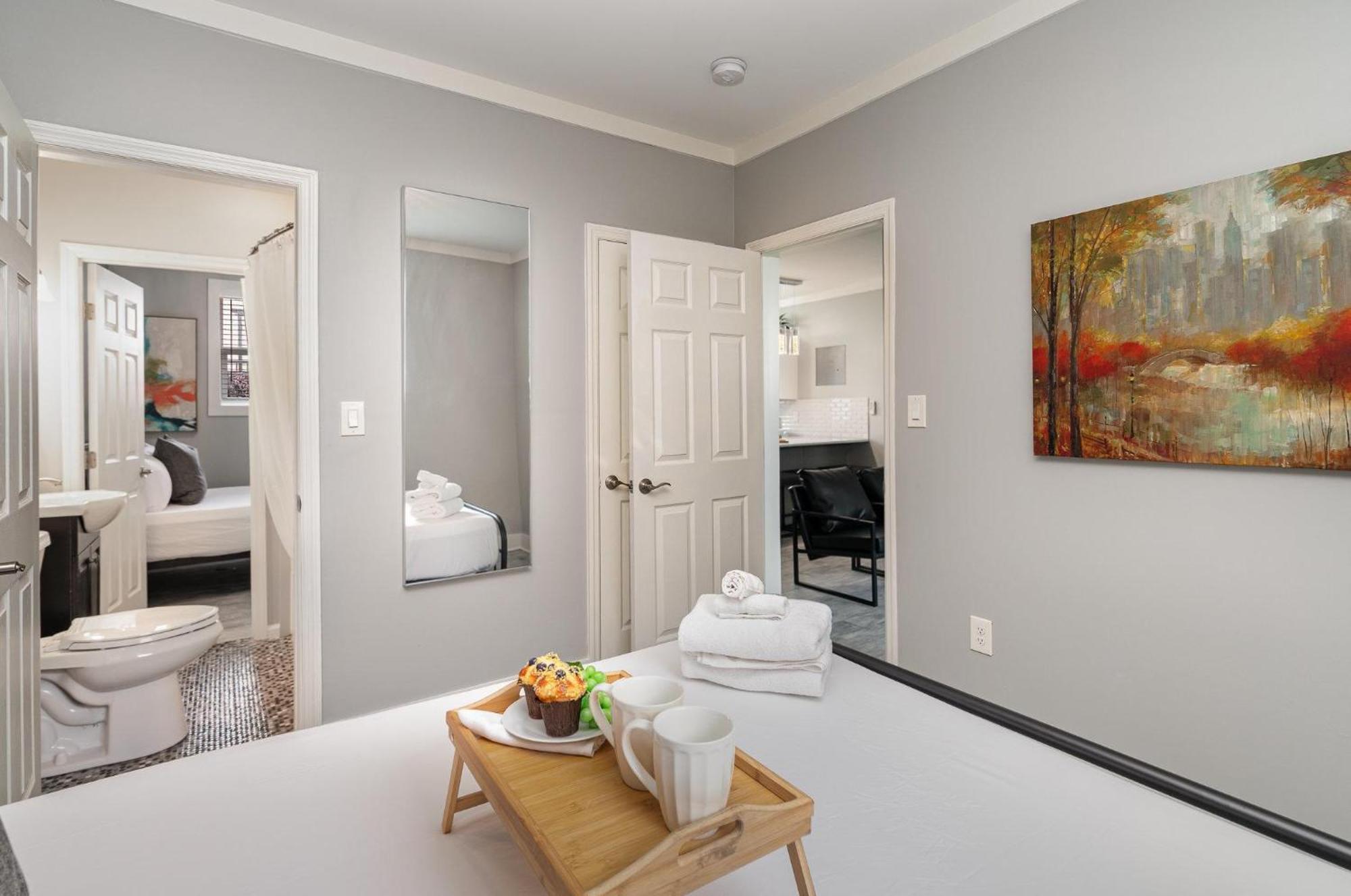Holiday home Hidden Pearl-3 Units-private Patios-near Broadway *