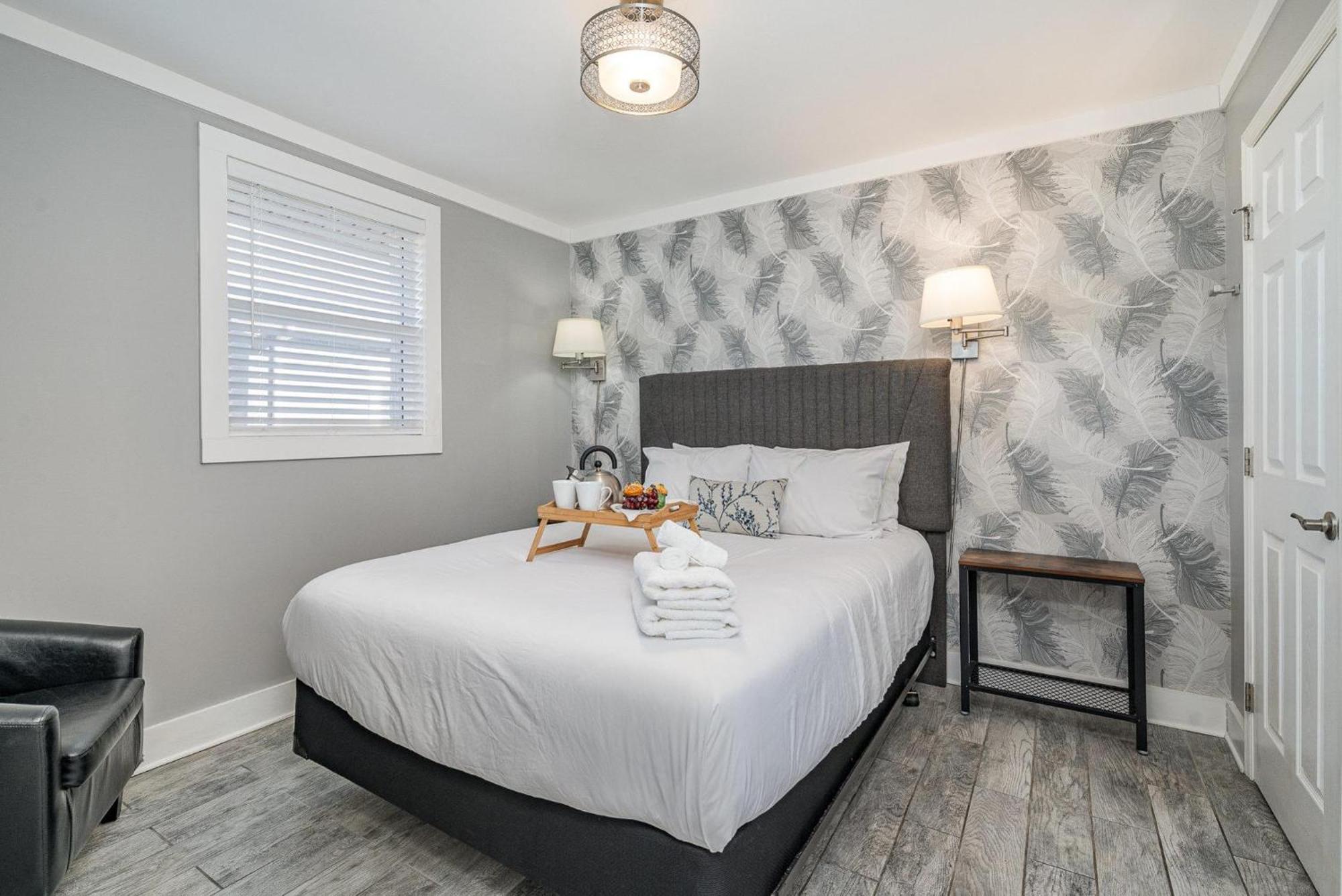 Holiday home Hidden Pearl-3 Units-private Patios-near Broadway *