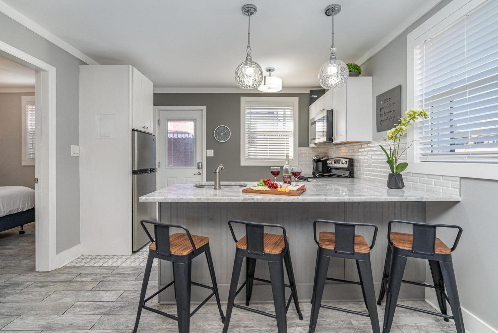 Hidden Pearl-3 Units-private Patios-near Broadway