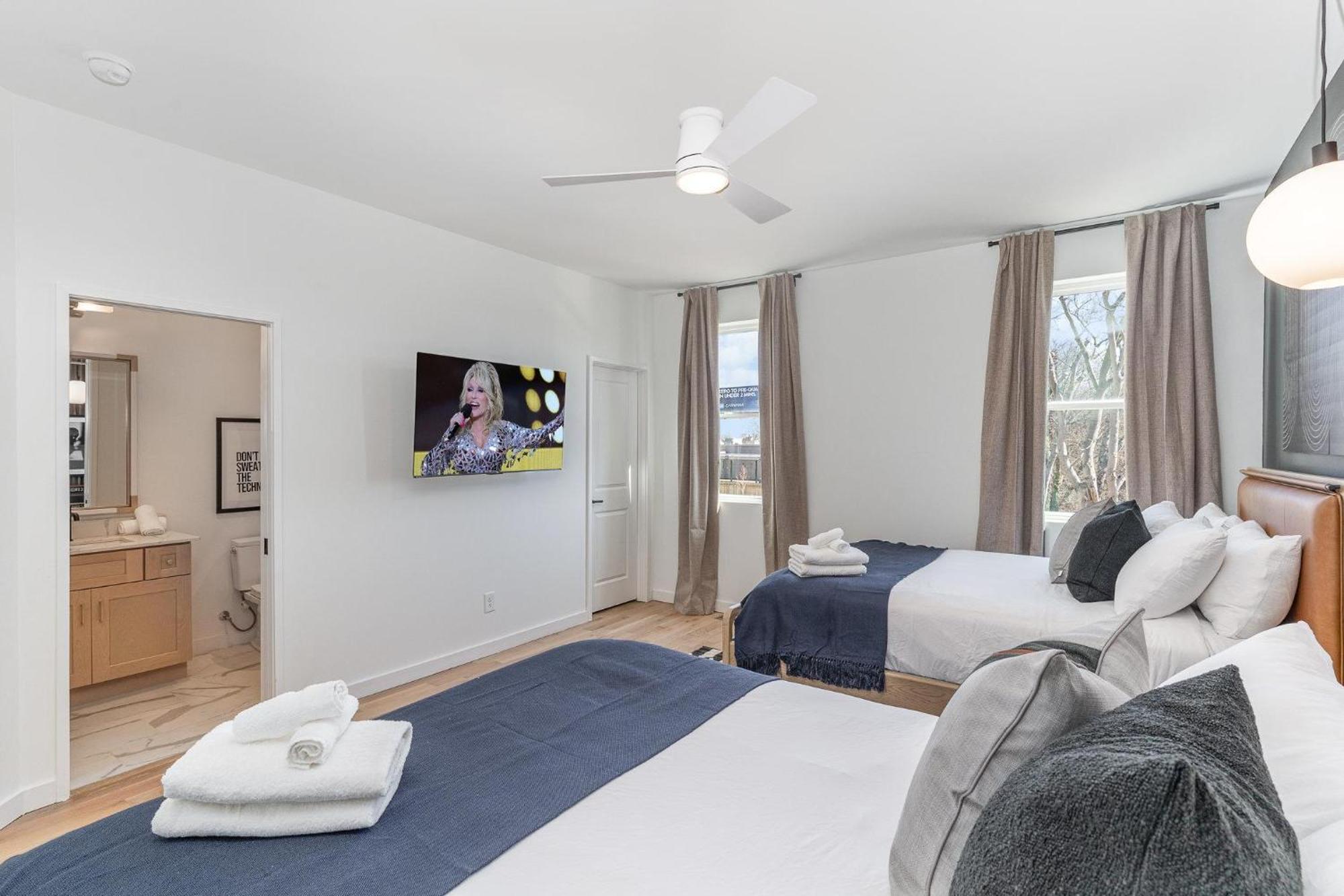 Cadence - Rooftop Decks - Skyline Views - Hot Tub *