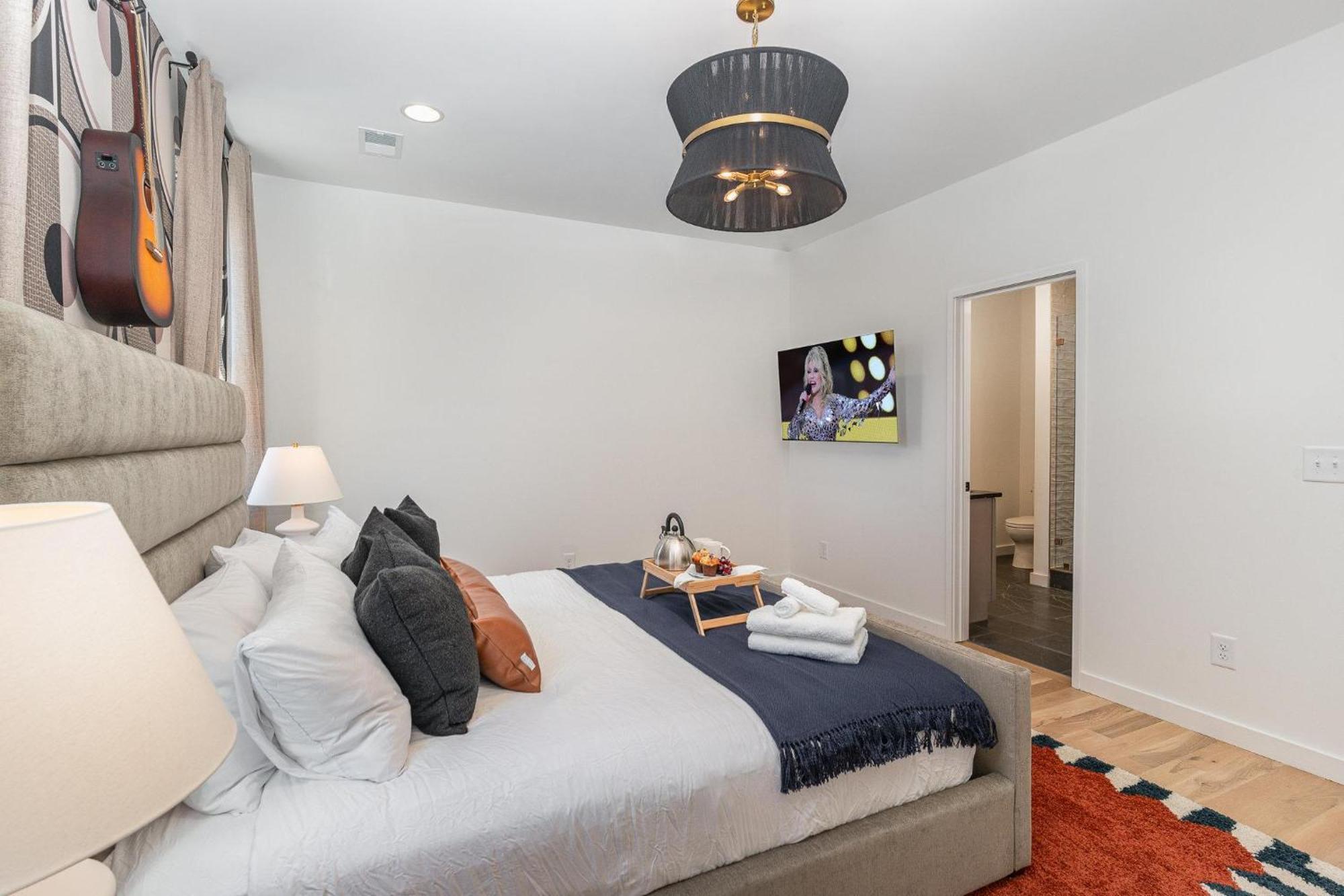Cadence - Rooftop Decks - Skyline Views - Hot Tub *