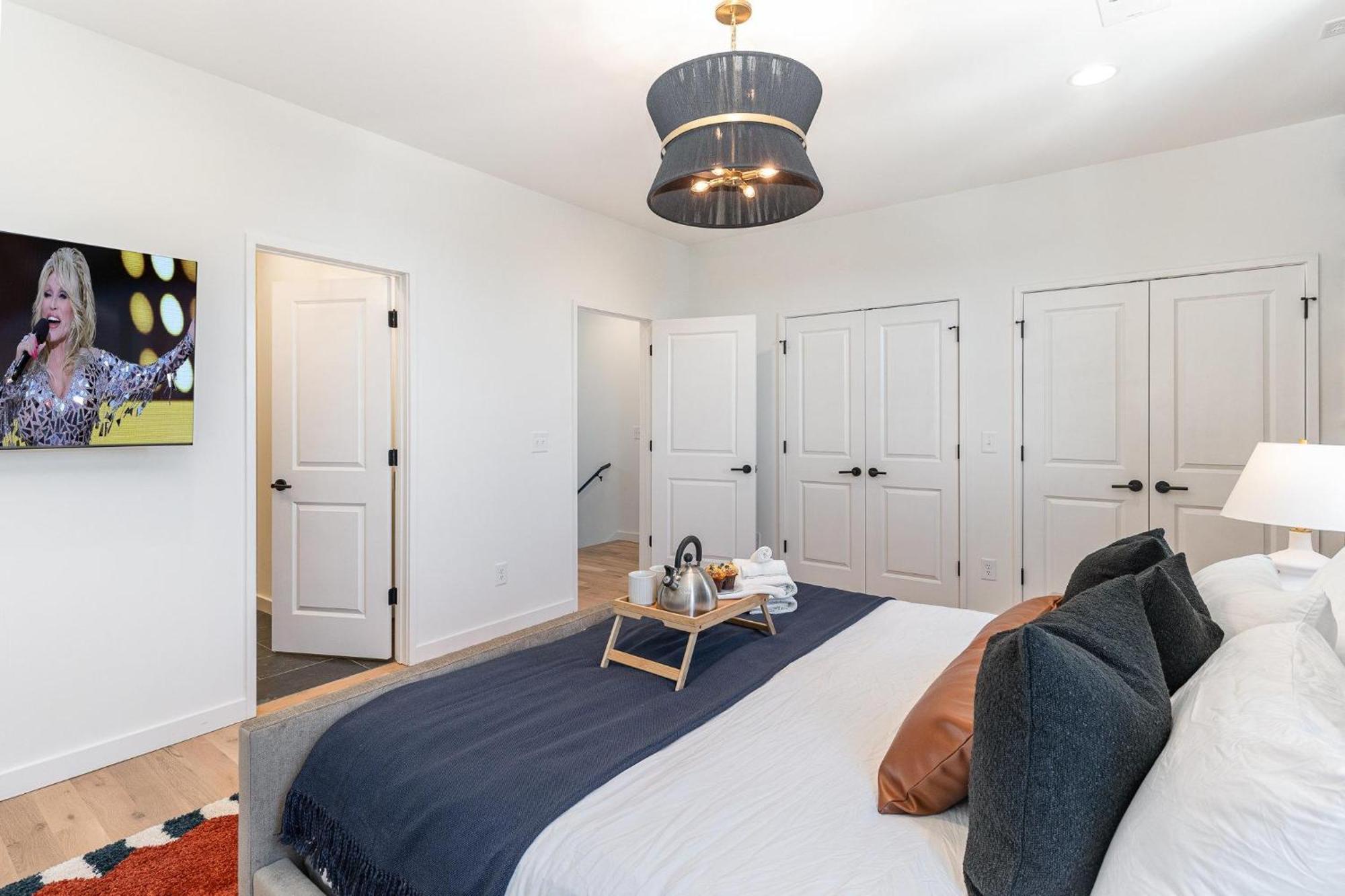 Cadence - Rooftop Decks - Skyline Views - Hot Tub *