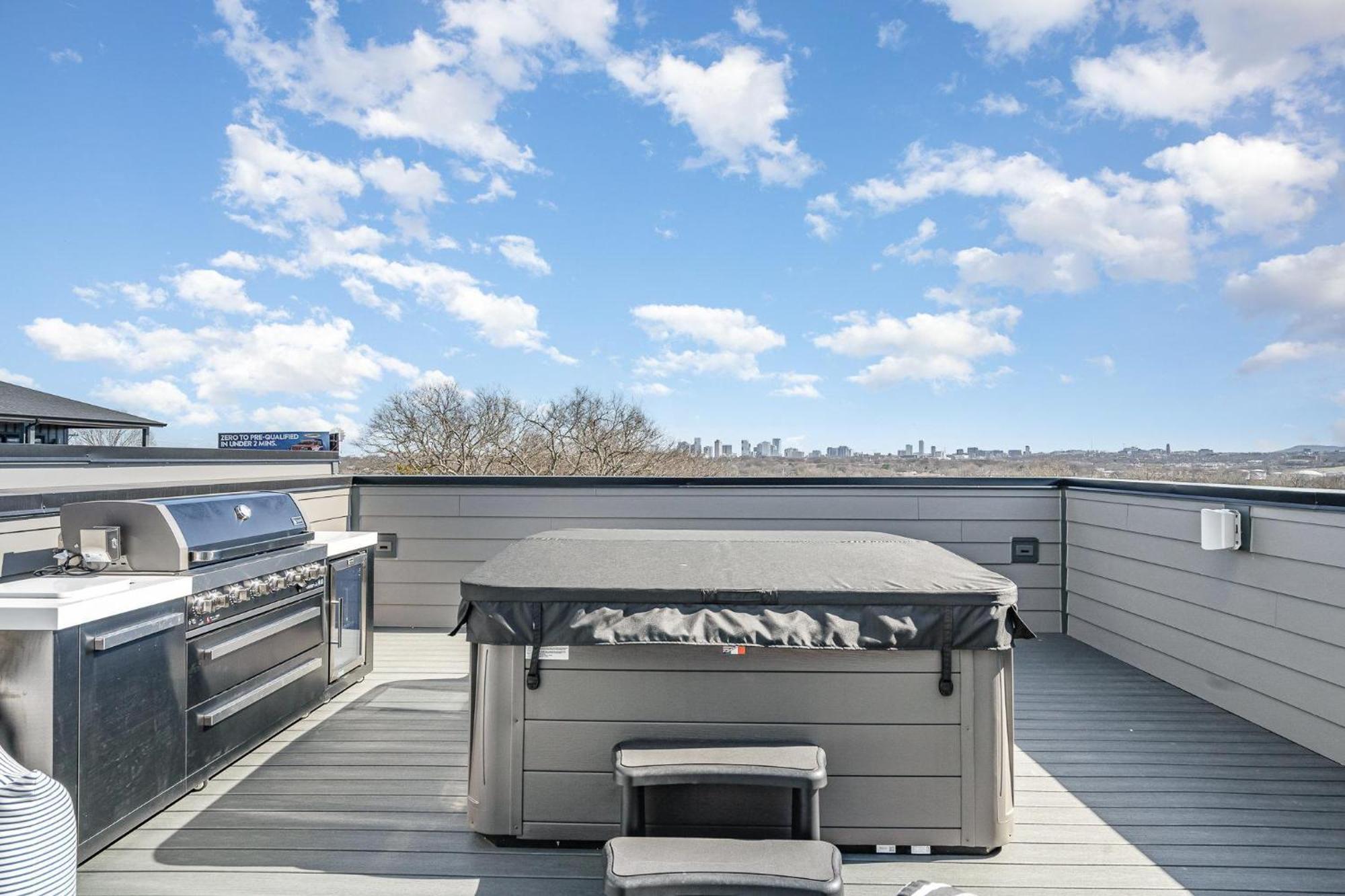 Cadence - Rooftop Decks - Skyline Views - Hot Tub Holiday home