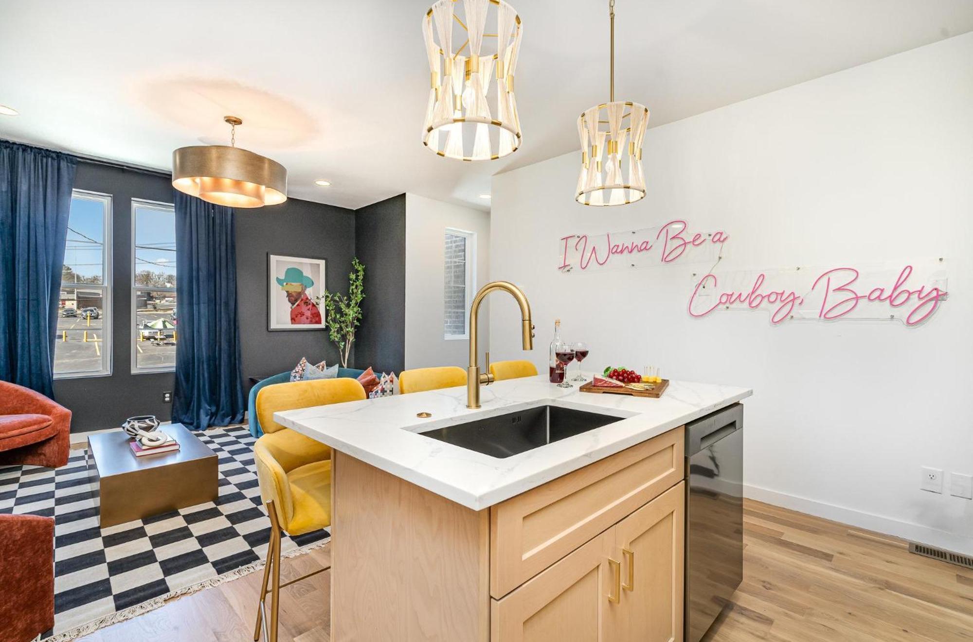 Cadence - Rooftop Decks - Skyline Views - Hot Tub Holiday home *
