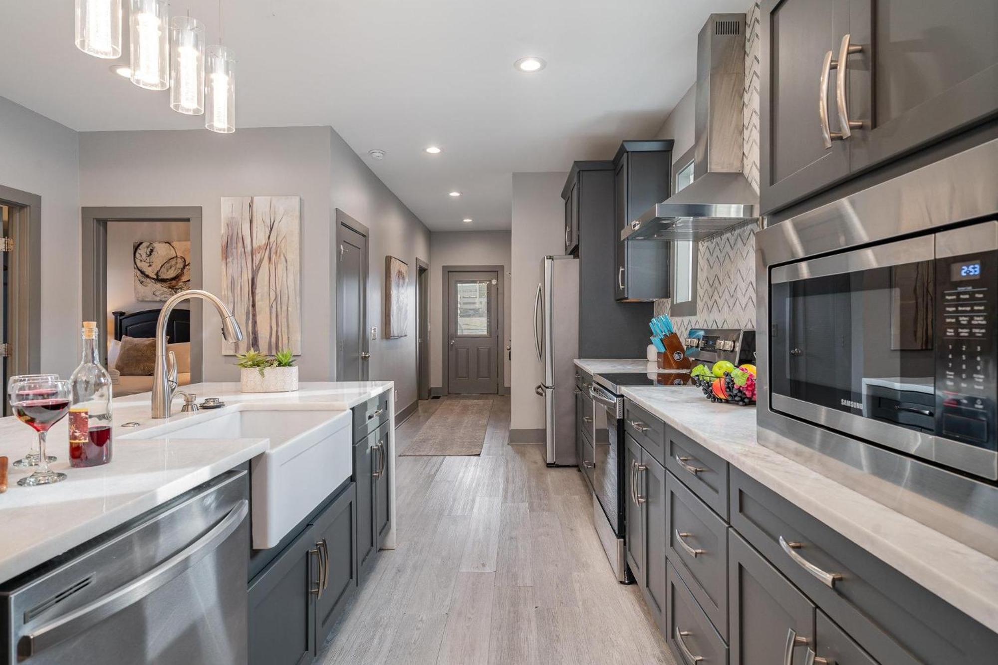 Mystic Pearls - 2 Units - Next To Broadway * Nashville