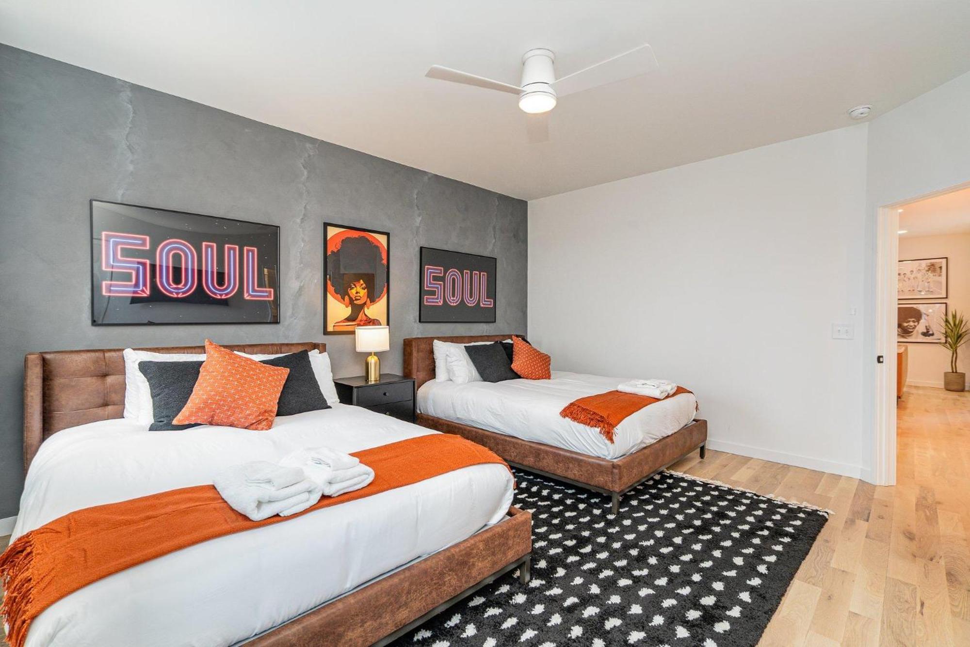 Holiday home Duet - 2 Units - Rooftop Patios - Mins To Broadway *