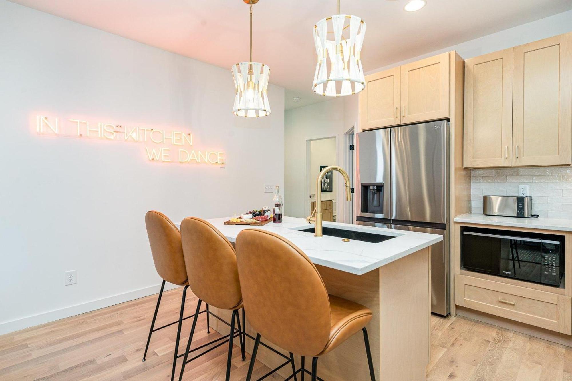 Holiday home Duet - 2 Units - Rooftop Patios - Mins To Broadway *