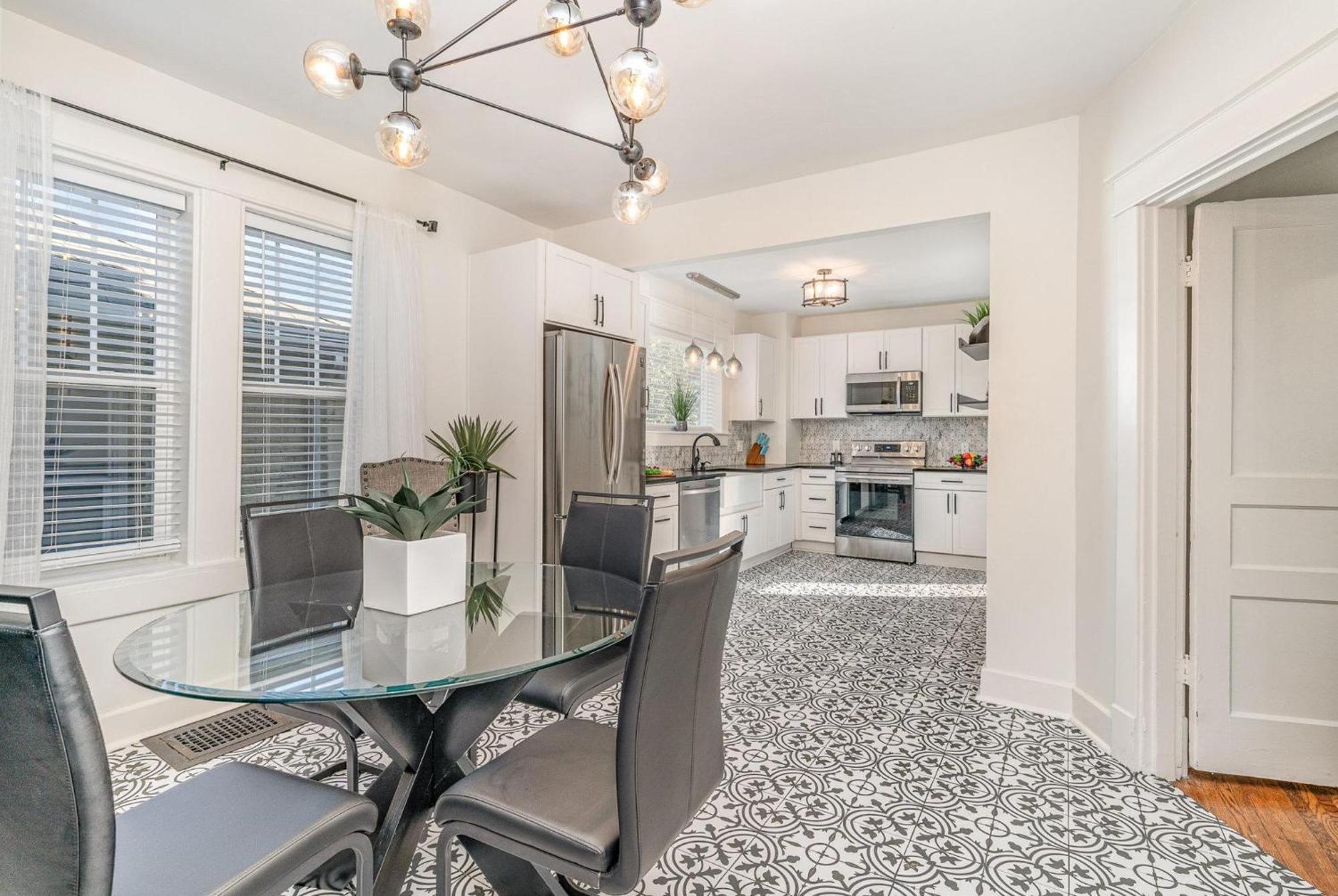 Blue Pearl - Private Backyard - Mins To Broadway Holiday home *