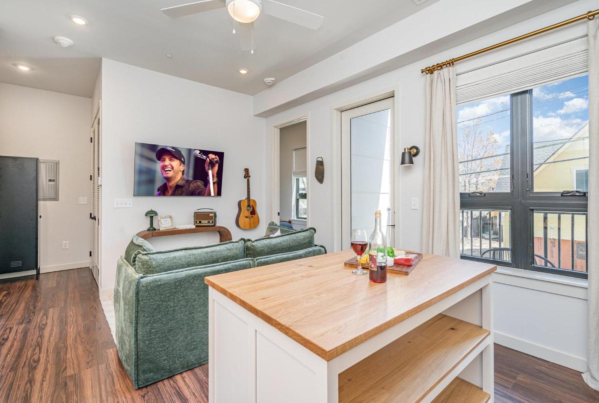 Treble Maker -rooftop Lounge - Pool - In Music Row *