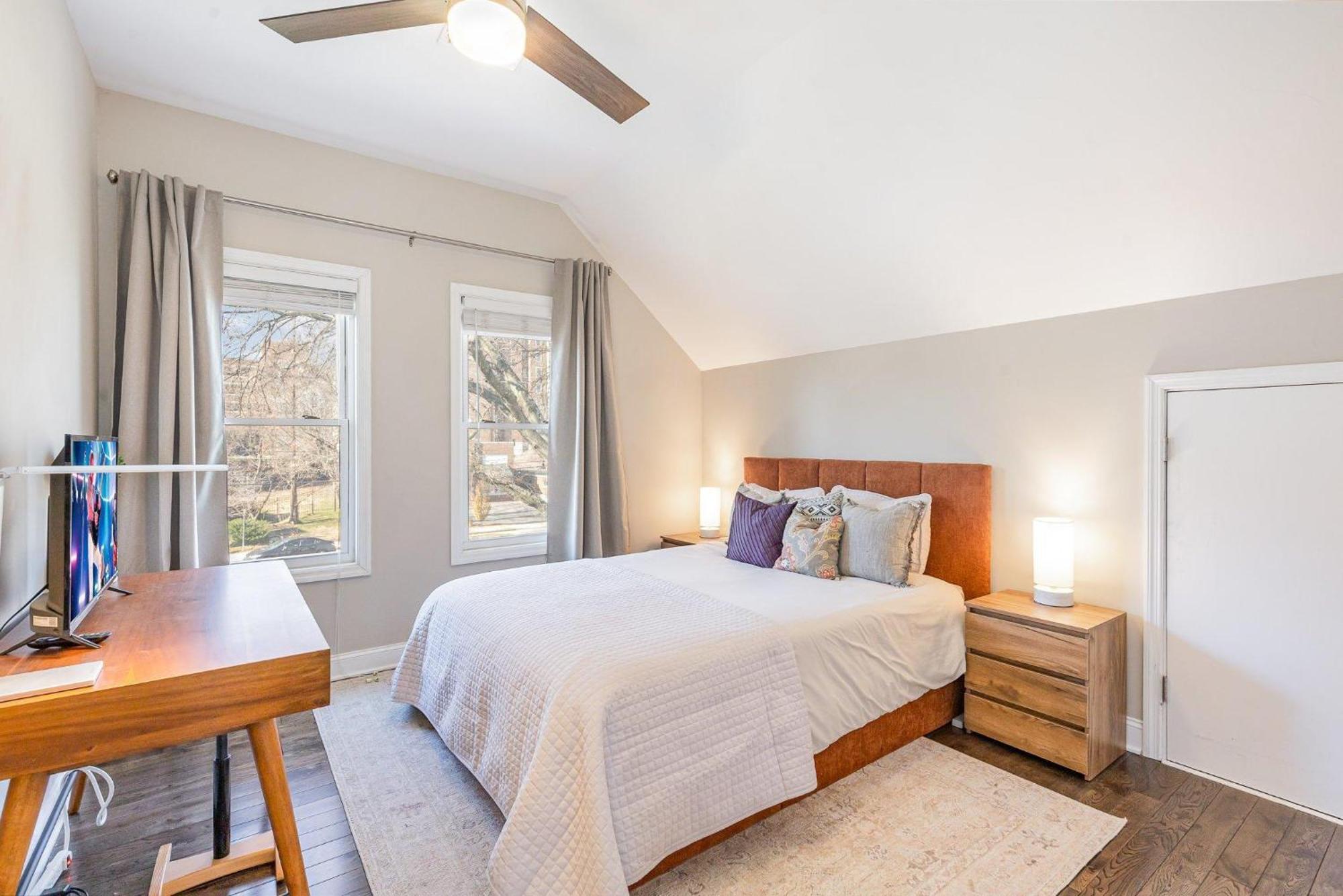Modern Farmhouse- Fenced Backyard+patio-12 South Holiday home Nashville