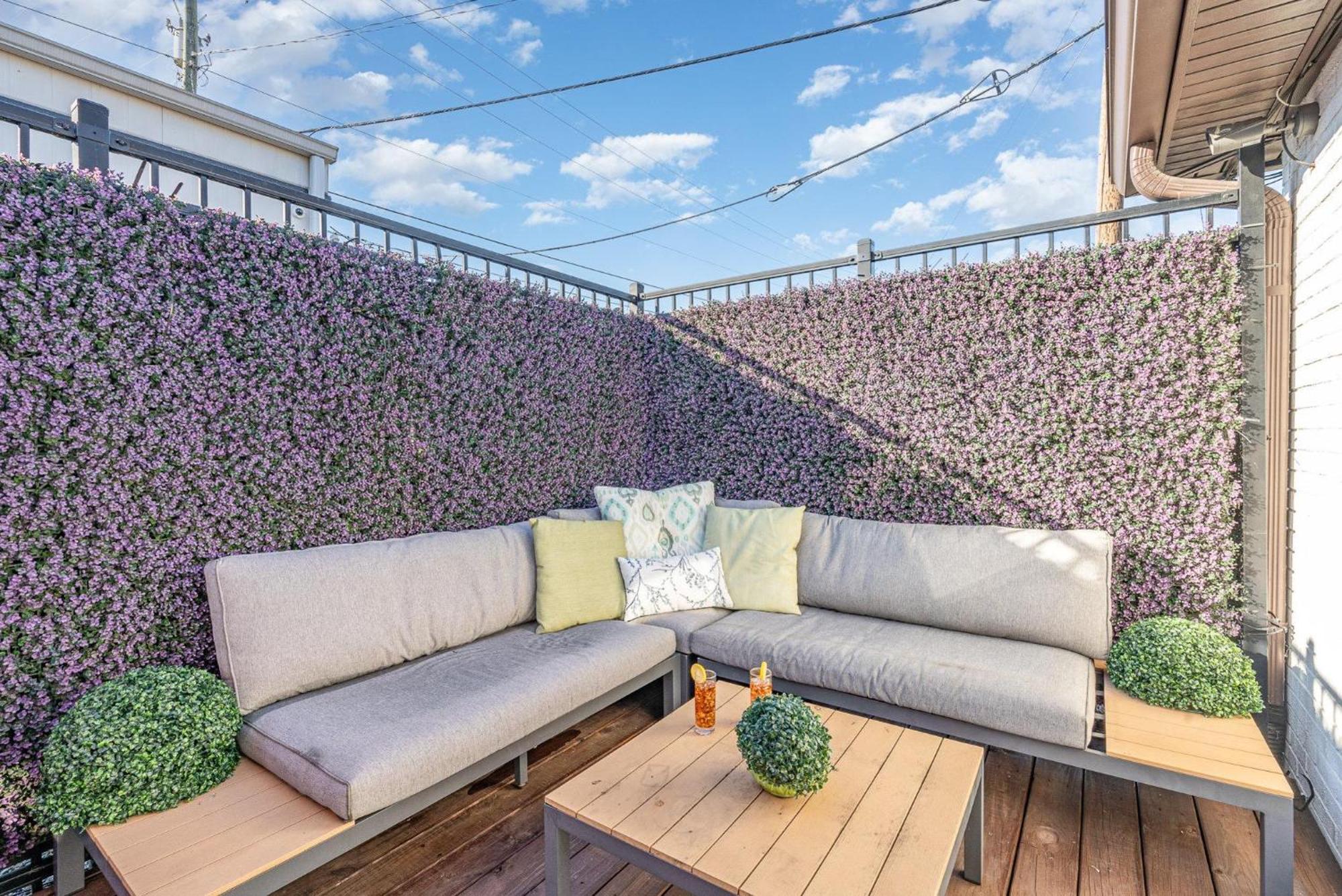 Urban Pearl-2 Bedroom & Private Patio-in Midtown Holiday home *