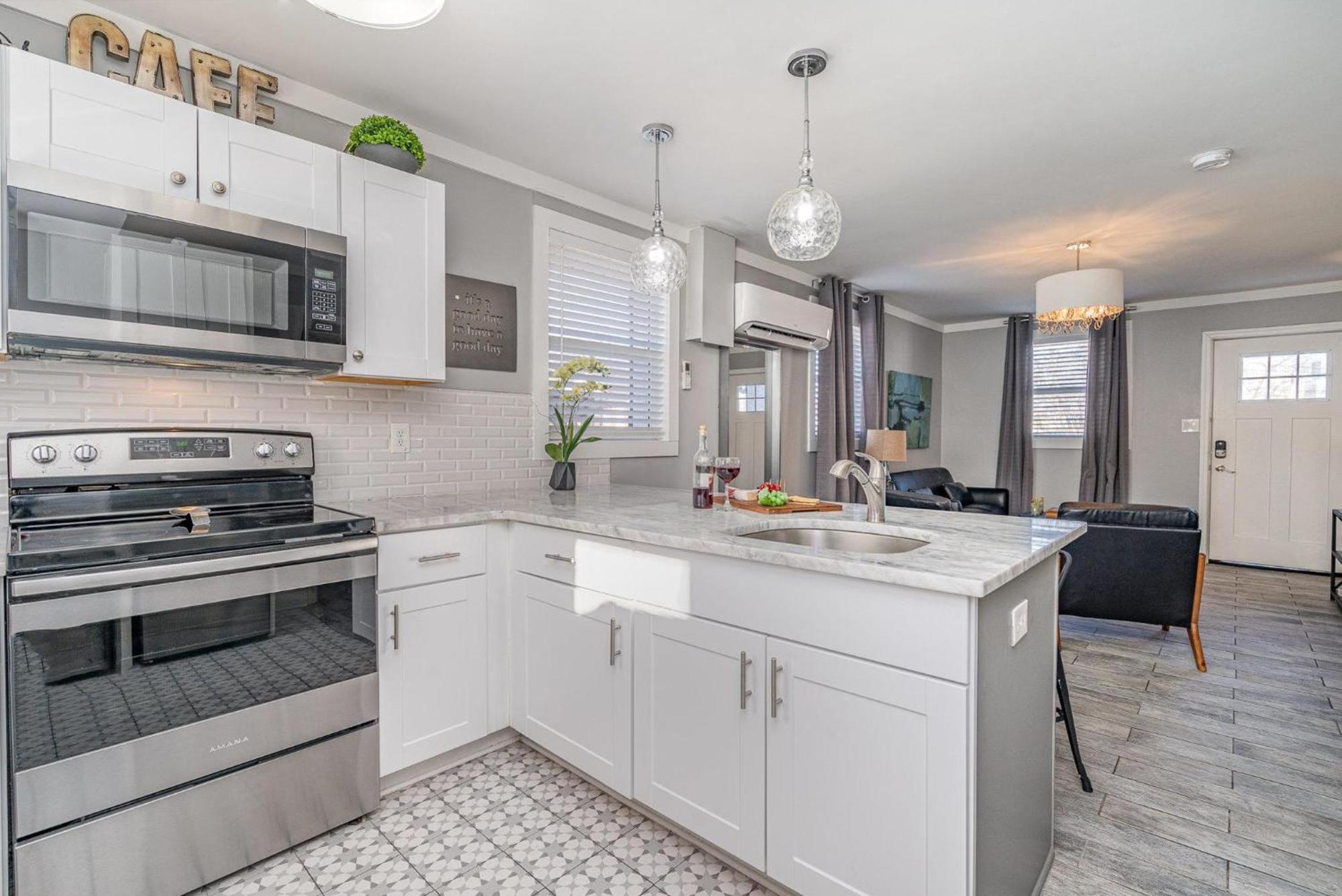 Urban Pearl-2 Bedroom & Private Patio-in Midtown Holiday home