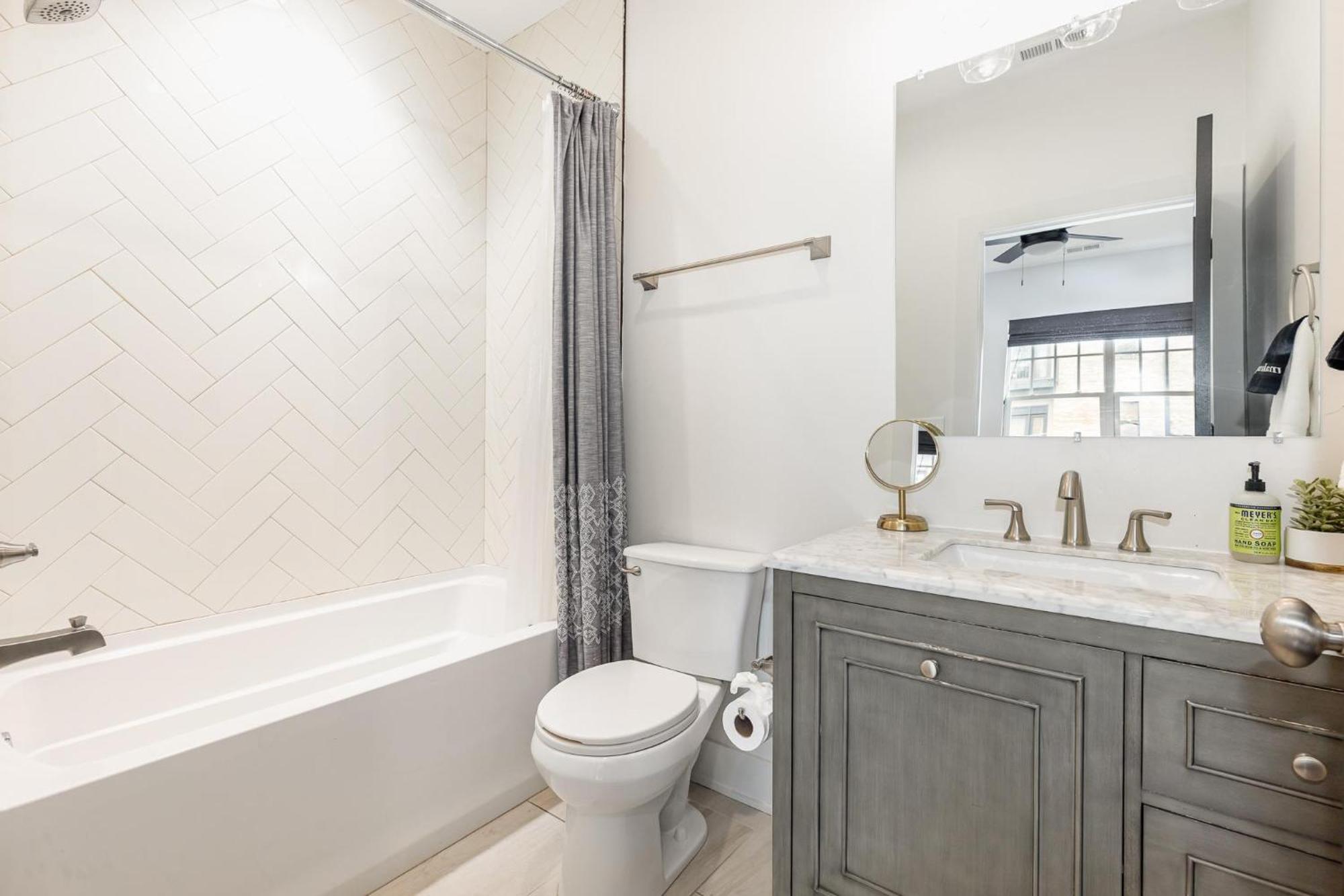 Holiday home Comfort-sleeps 10-3 Mins To 12 South