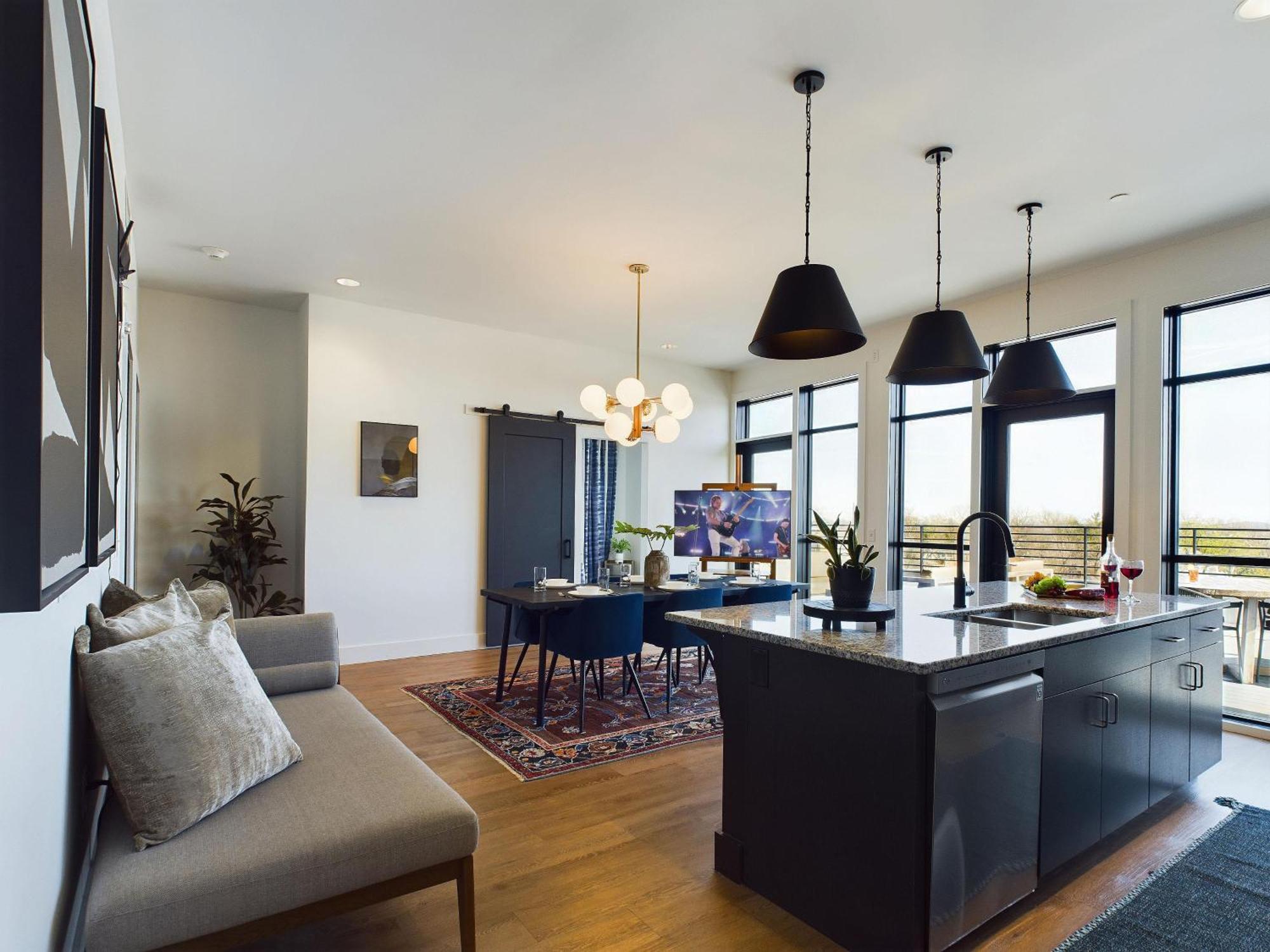 Penthouse Fox Den-2 Penthouse Suites-12 South *