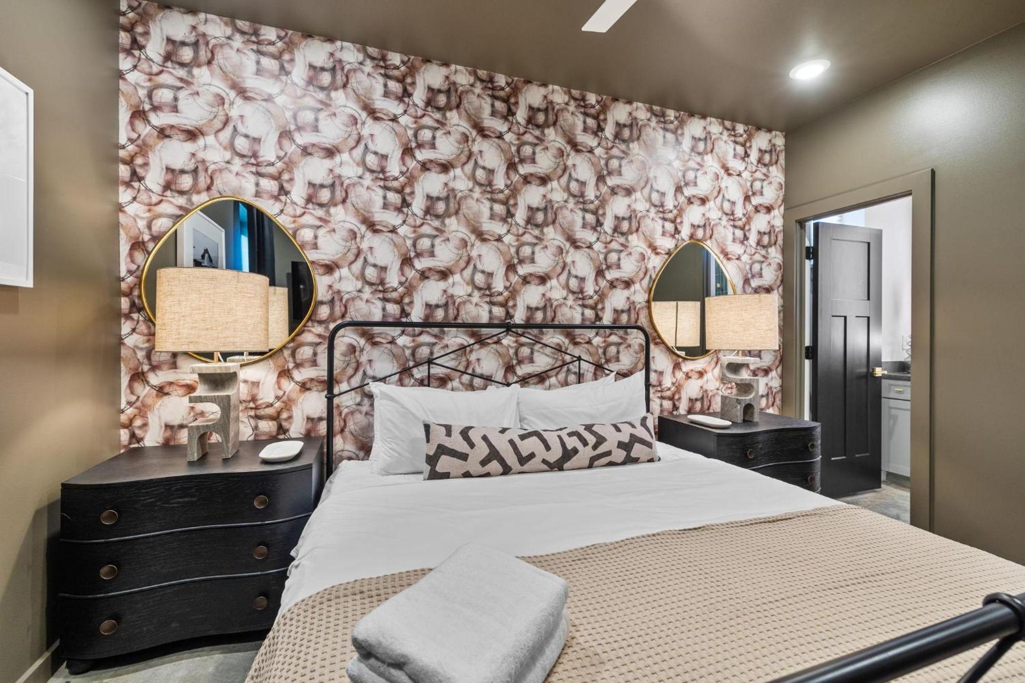 Modern Cowboy - Private Balcony - Mins To Broadway Holiday home
