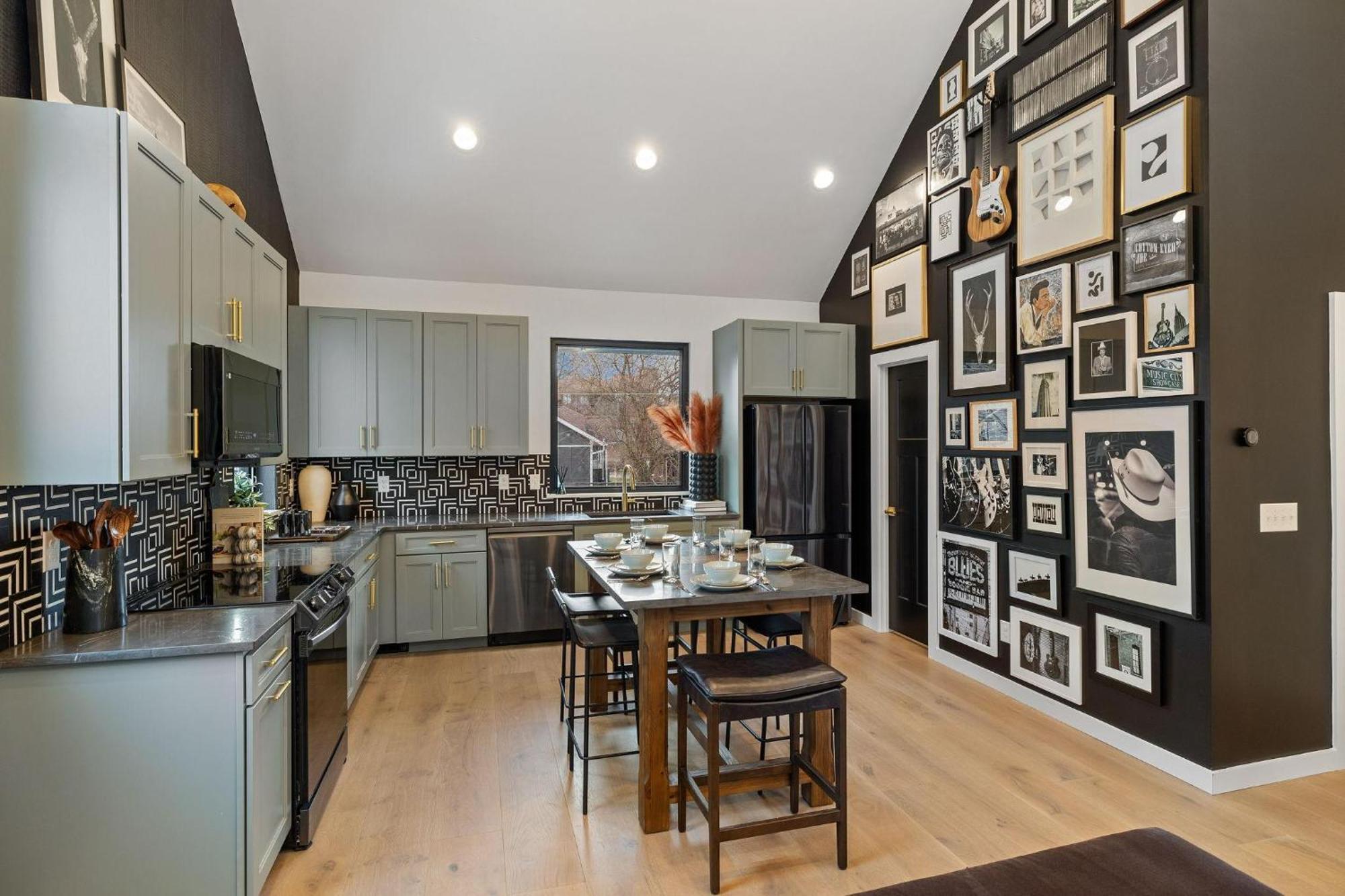 Modern Cowboy - Private Balcony - Mins To Broadway Holiday home *