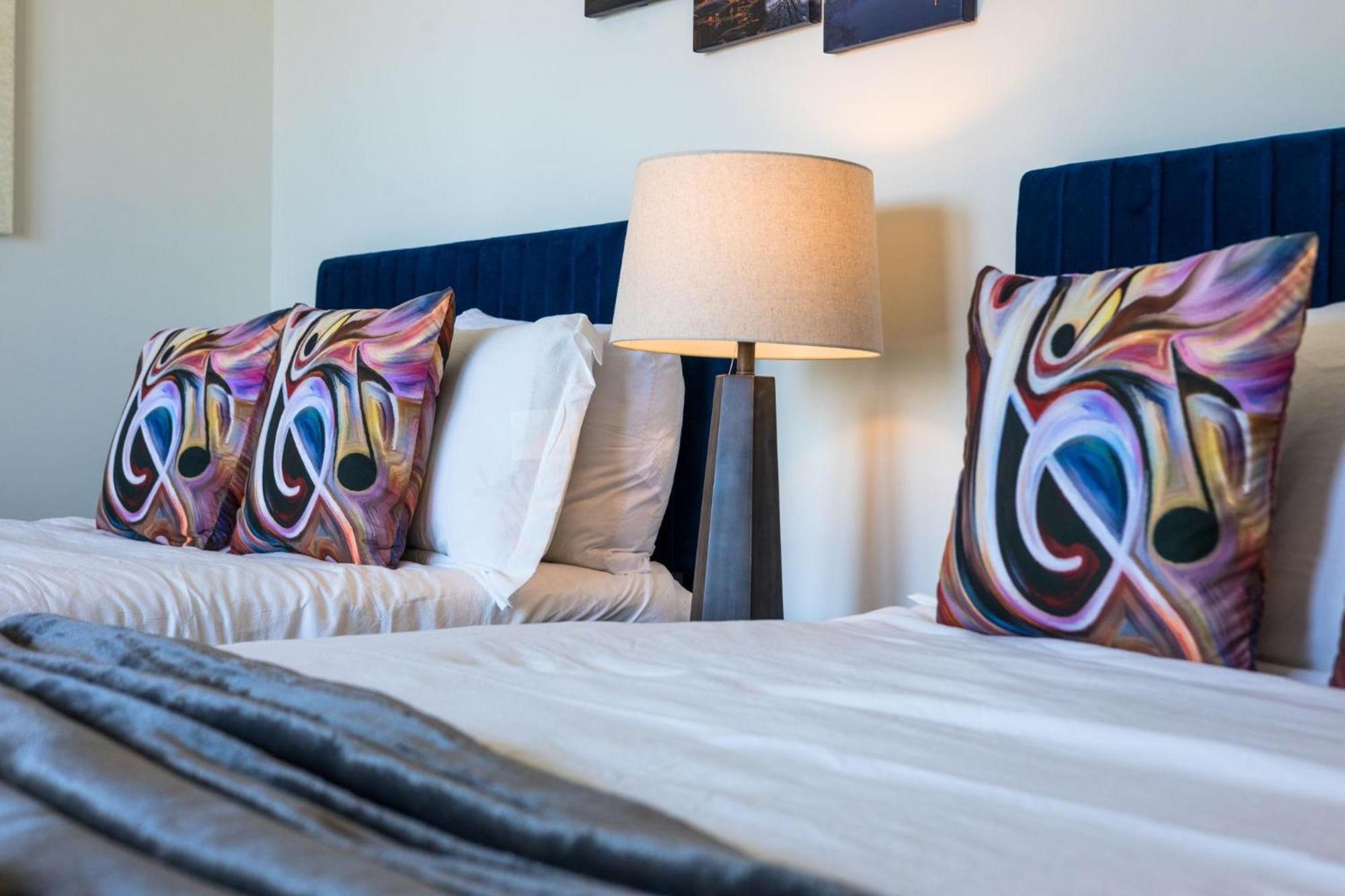 Holiday home Notes - Sleeps 8 - Mins To Broadway! *