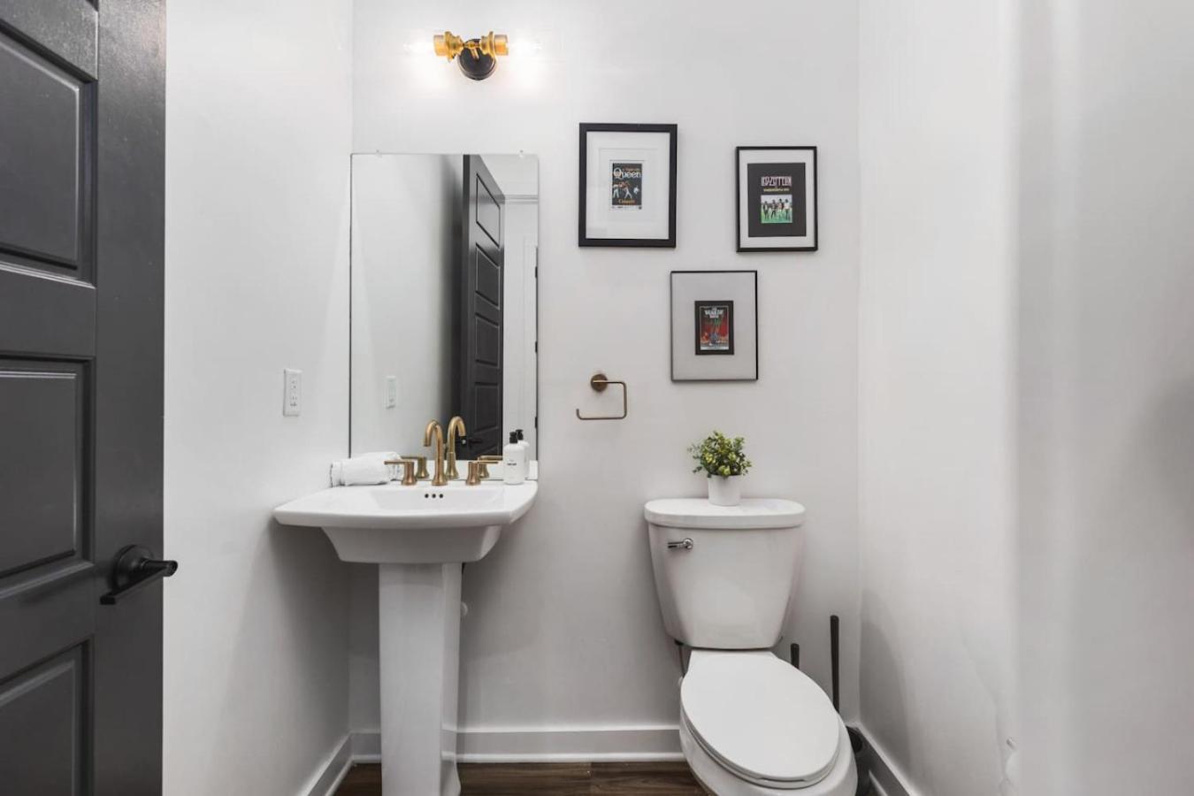 Holiday home Two Adjacent Homes Sleeps 24 Only 3 Miles To Broadway Nashville
