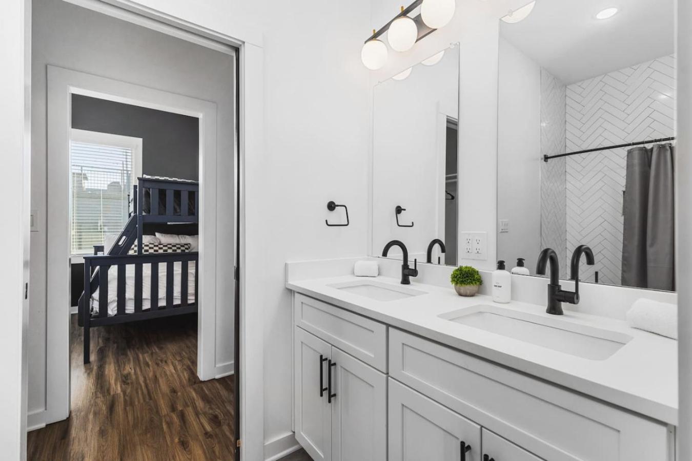 Two Adjacent Homes Sleeps 24 Only 3 Miles To Broadway