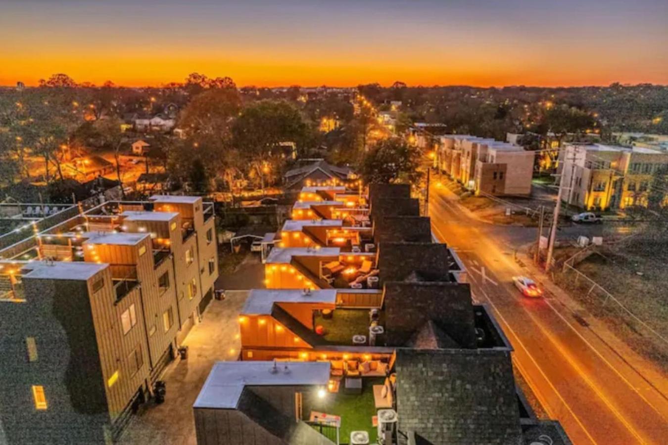 Two Adjacent Homes Sleeps 24 Only 3 Miles To Broadway Holiday home Nashville