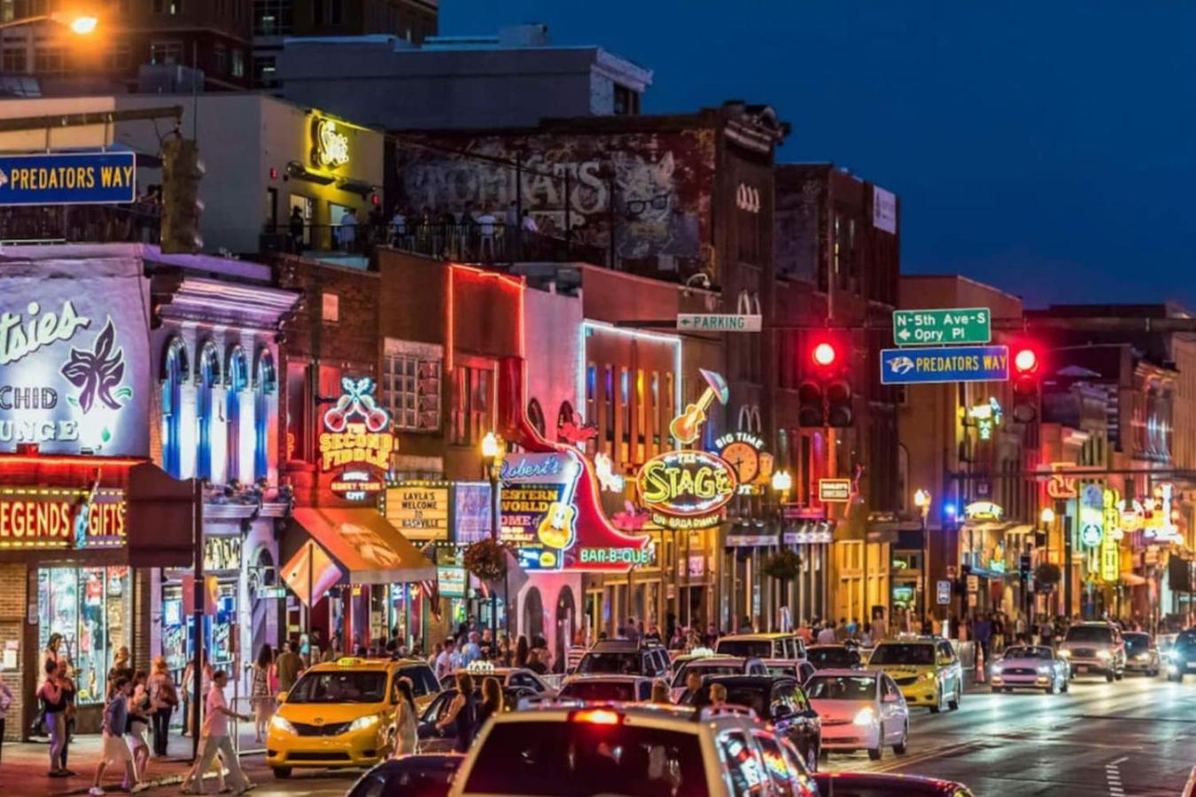 Two Adjacent Homes Sleeps 24 Only 3 Miles To Broadway Nashville