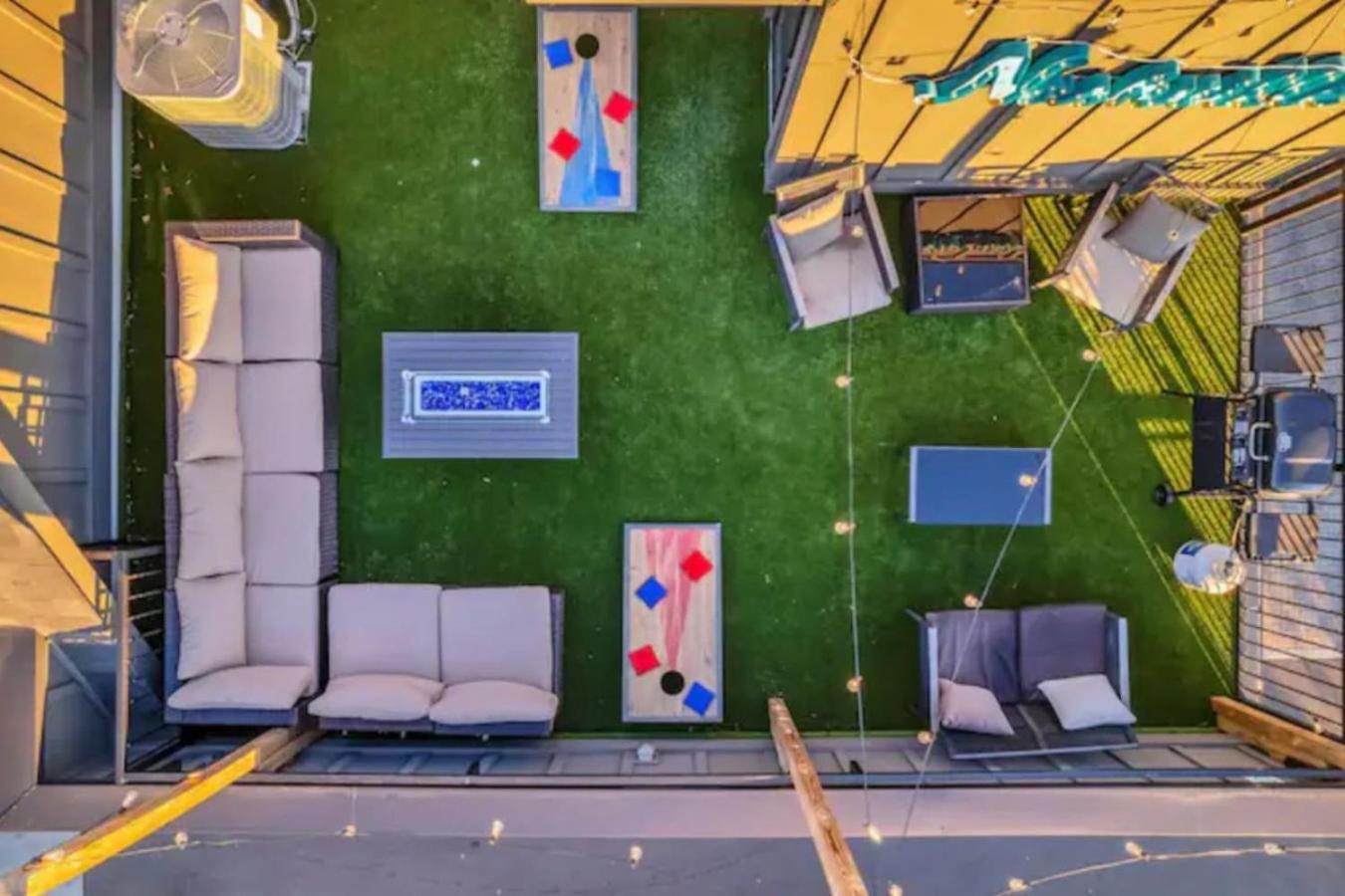 Holiday home Two Adjacent Homes Sleeps 24 Only 3 Miles To Broadway
