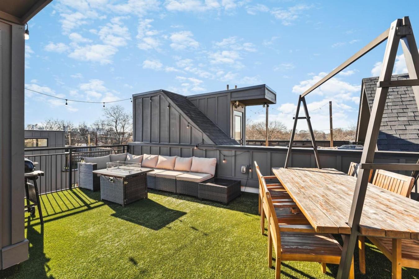 Holiday home Two Adjacent Homes Sleeps 24 Only 3 Miles To Broadway Nashville