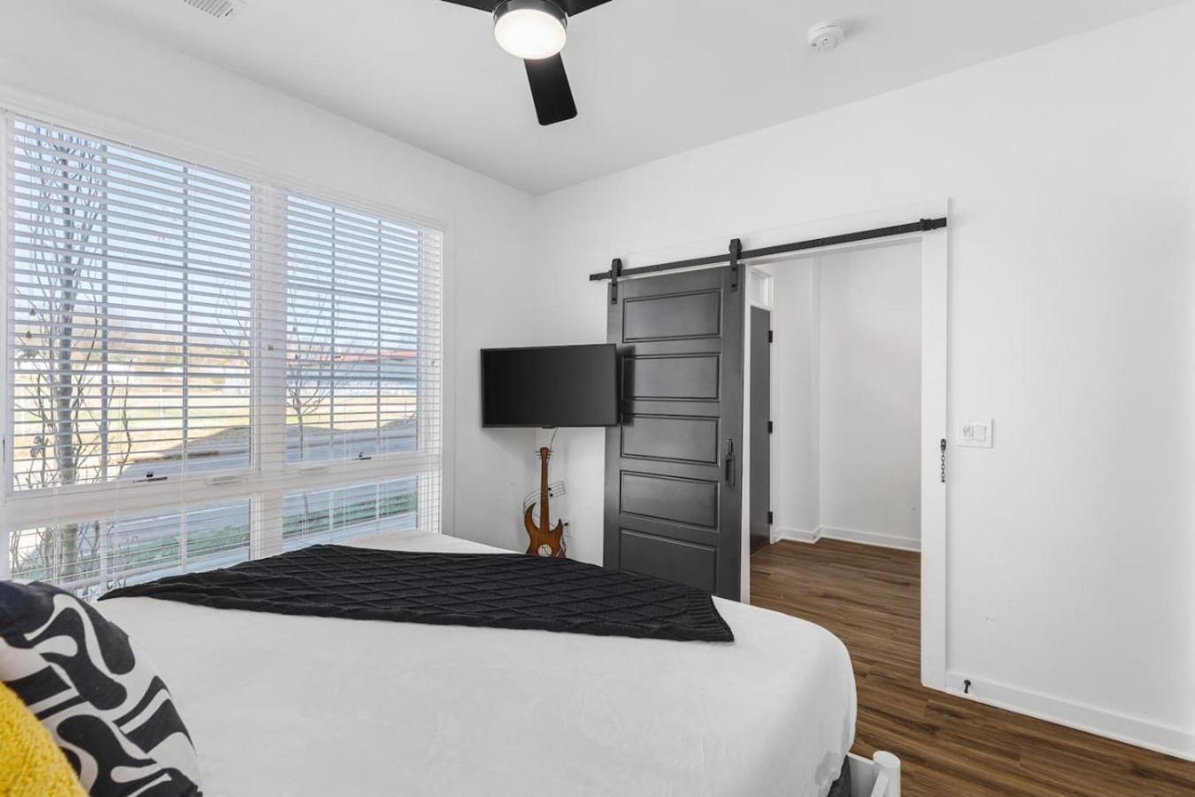 Holiday home Two Adjacent Homes Sleeps 24 Only 3 Miles To Broadway