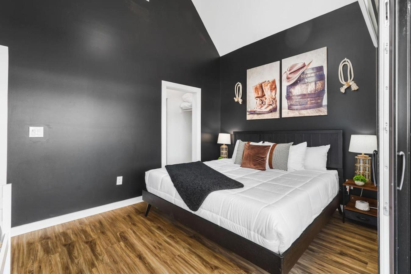 Two Adjacent Homes Sleeps 24 Only 3 Miles To Broadway Nashville