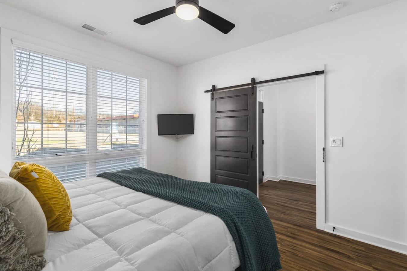 Two Adjacent Homes Sleeps 24 Only 3 Miles To Broadway Nashville