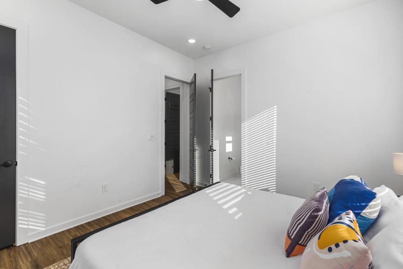 Two Adjacent Homes Sleeps 24 Only 3 Miles To Broadway *