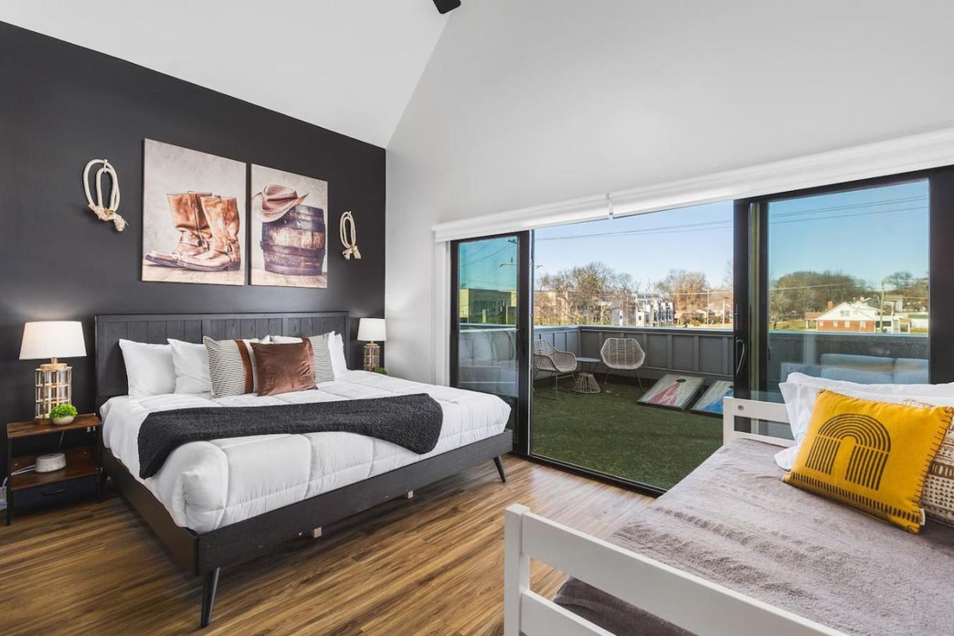 Two Adjacent Homes Sleeps 24 Only 3 Miles To Broadway Holiday home