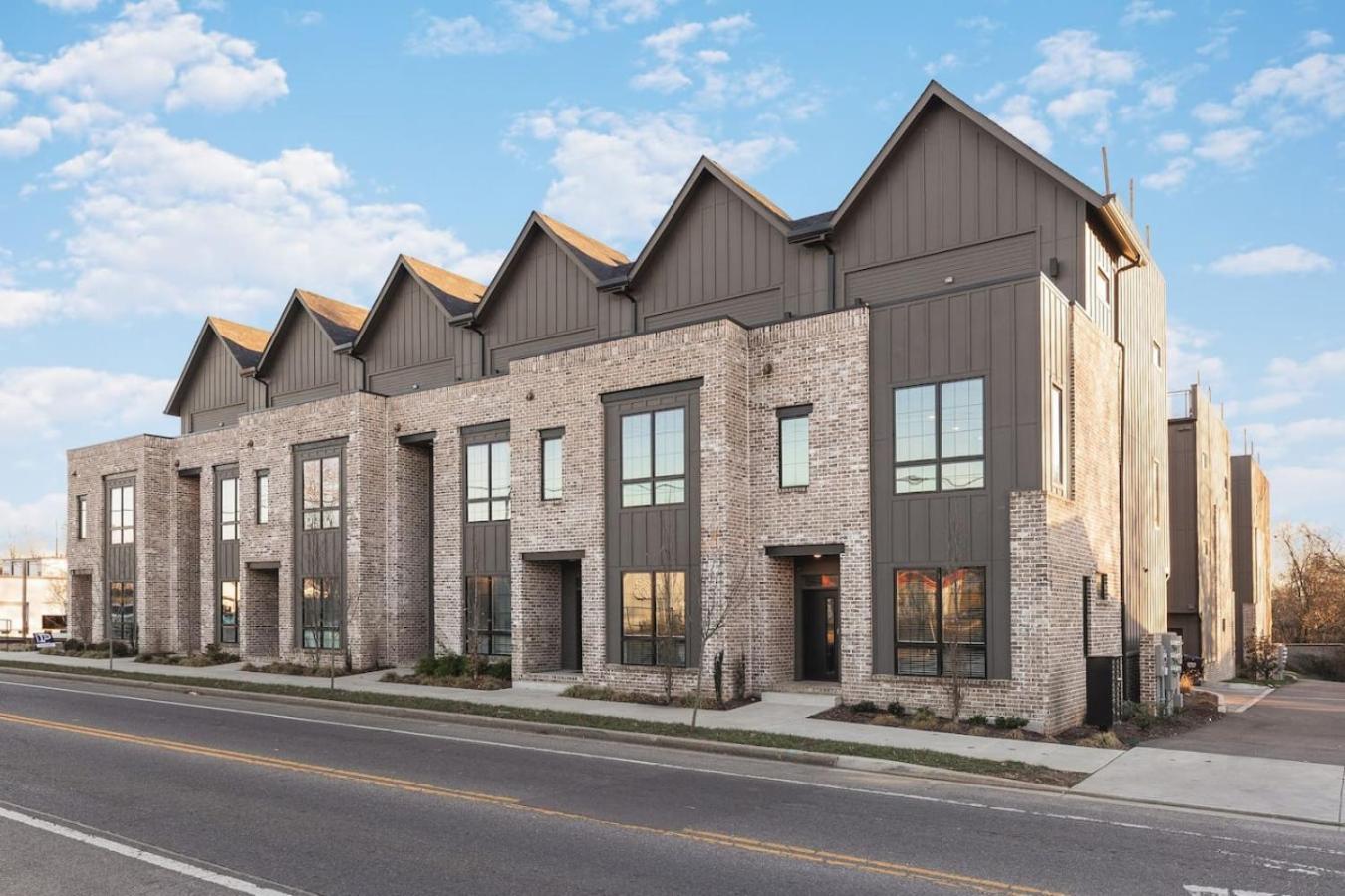 Two Adjacent Homes Sleeps 24 Only 3 Miles To Broadway Nashville