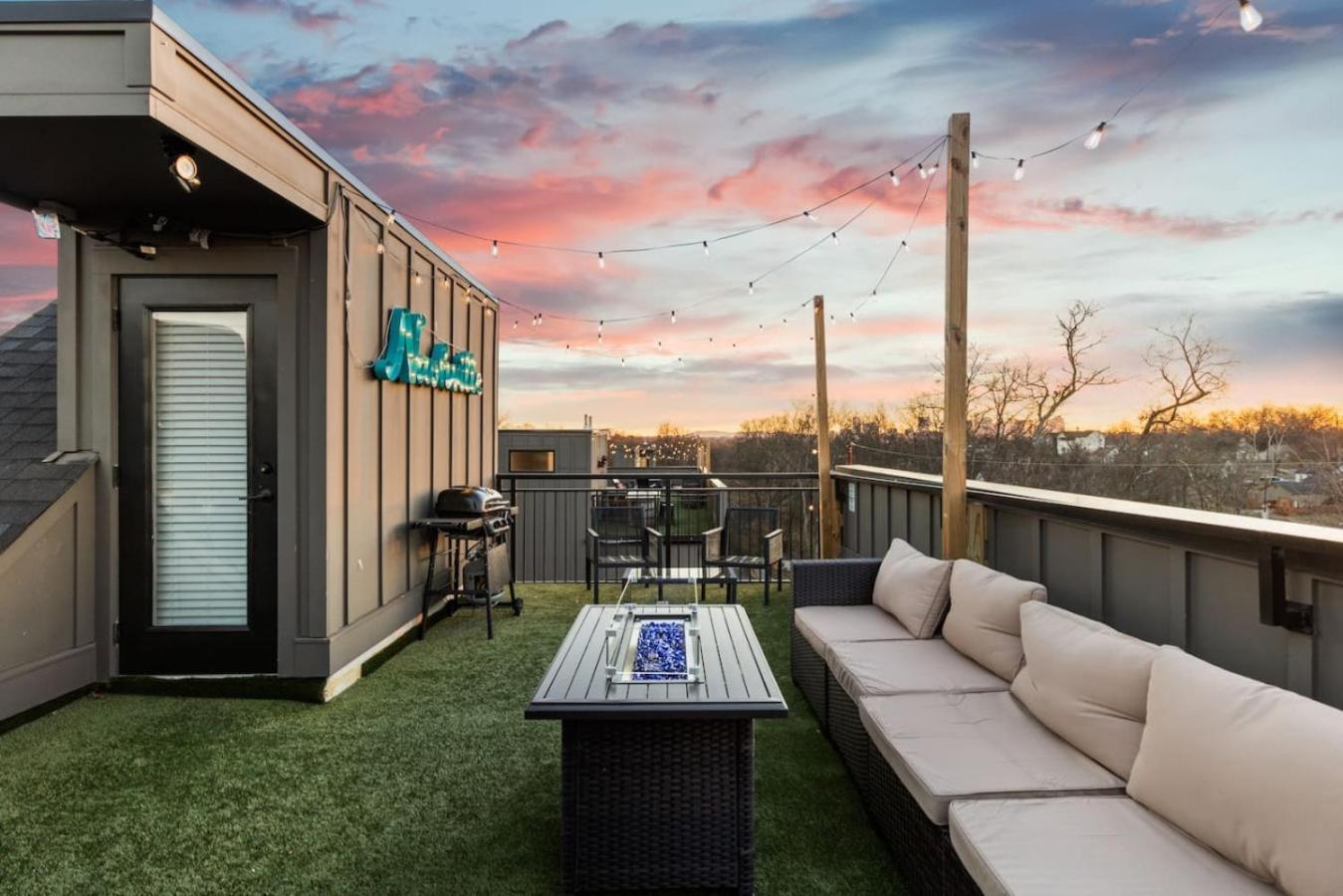 Two Adjacent Homes Sleeps 24 Only 3 Miles To Broadway Holiday home