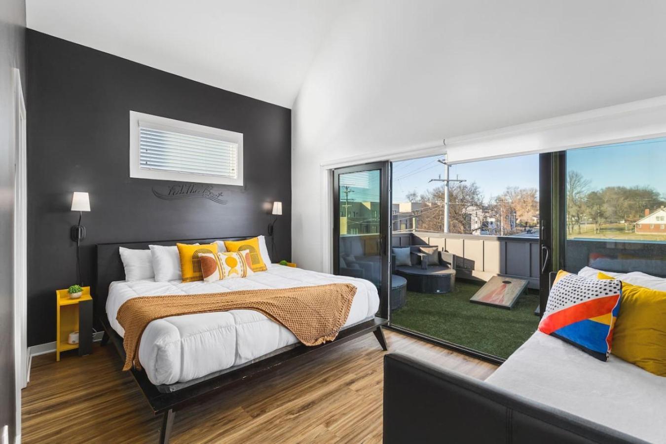 Two Adjacent Homes Sleeps 24 Only 3 Miles To Broadway Holiday home