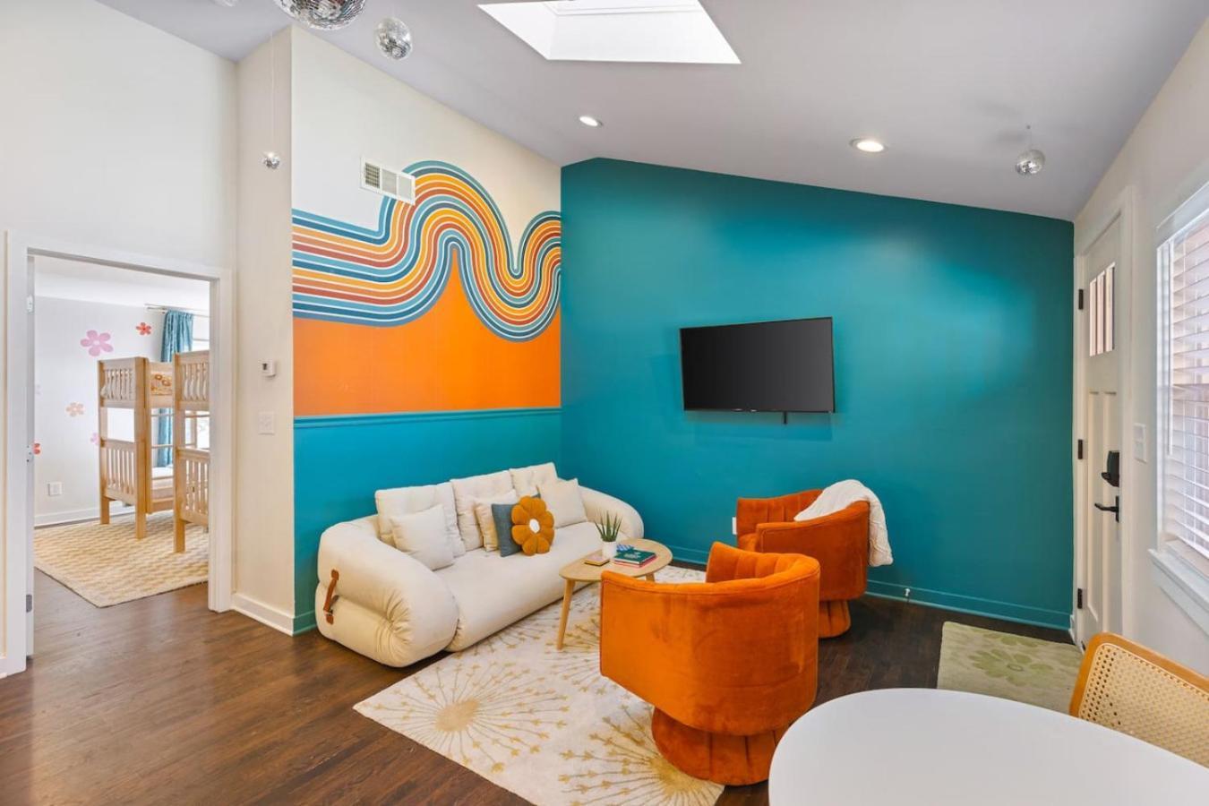 Vibrant Multi Building That Sleeps 48 With 7 Units Holiday home Nashville