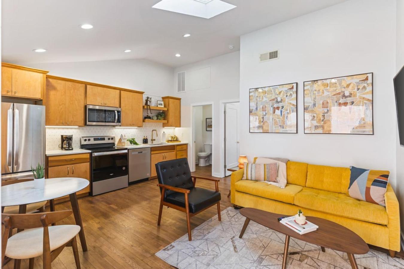 Vibrant Multi Building That Sleeps 48 With 7 Units Holiday home Nashville