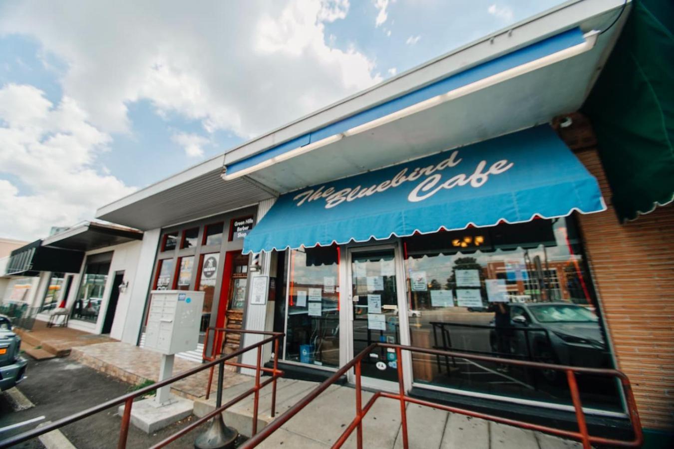 Luxury In Hills With Garage And Walk To The Park