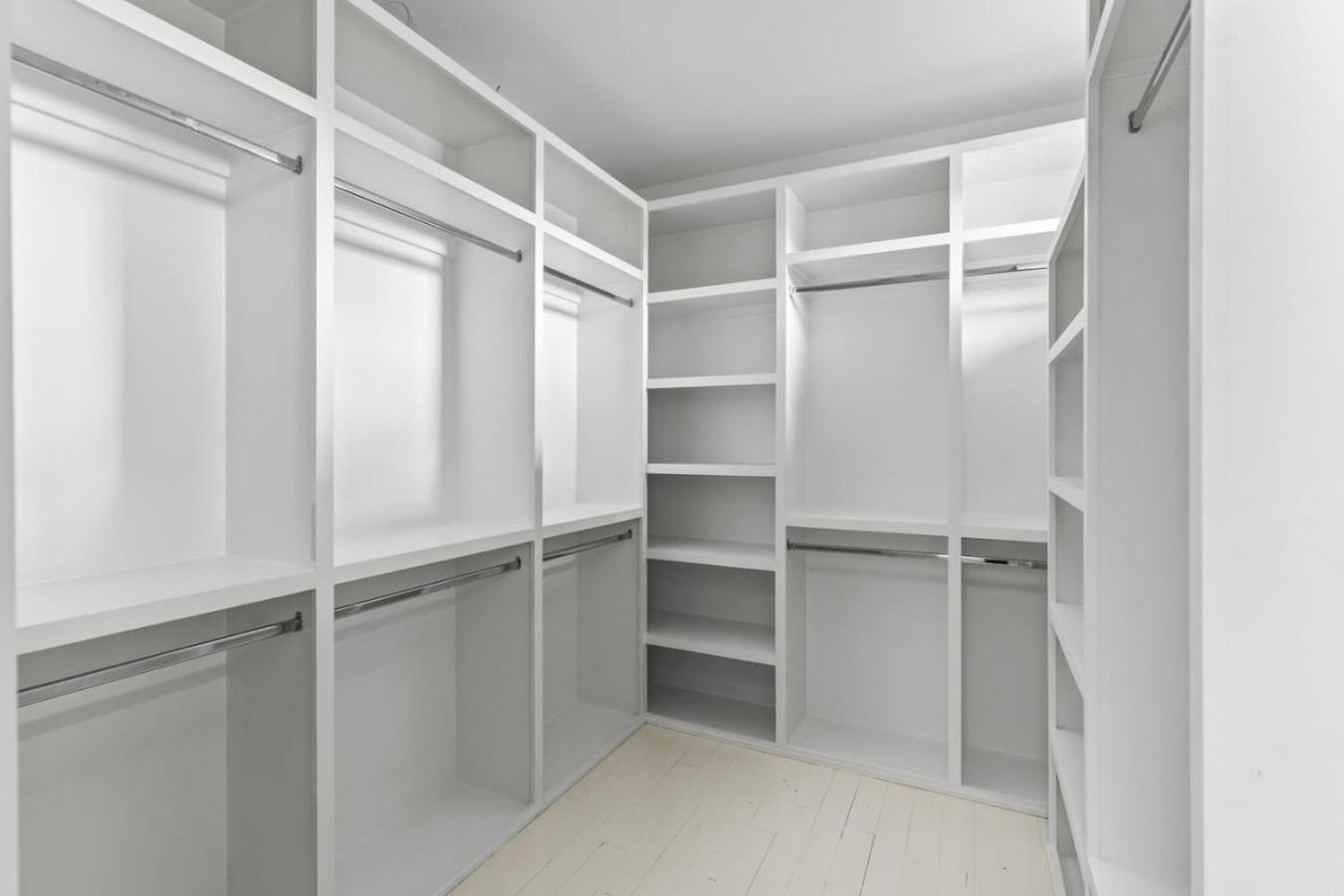 Luxury In Hills With Garage And Walk To The Park *